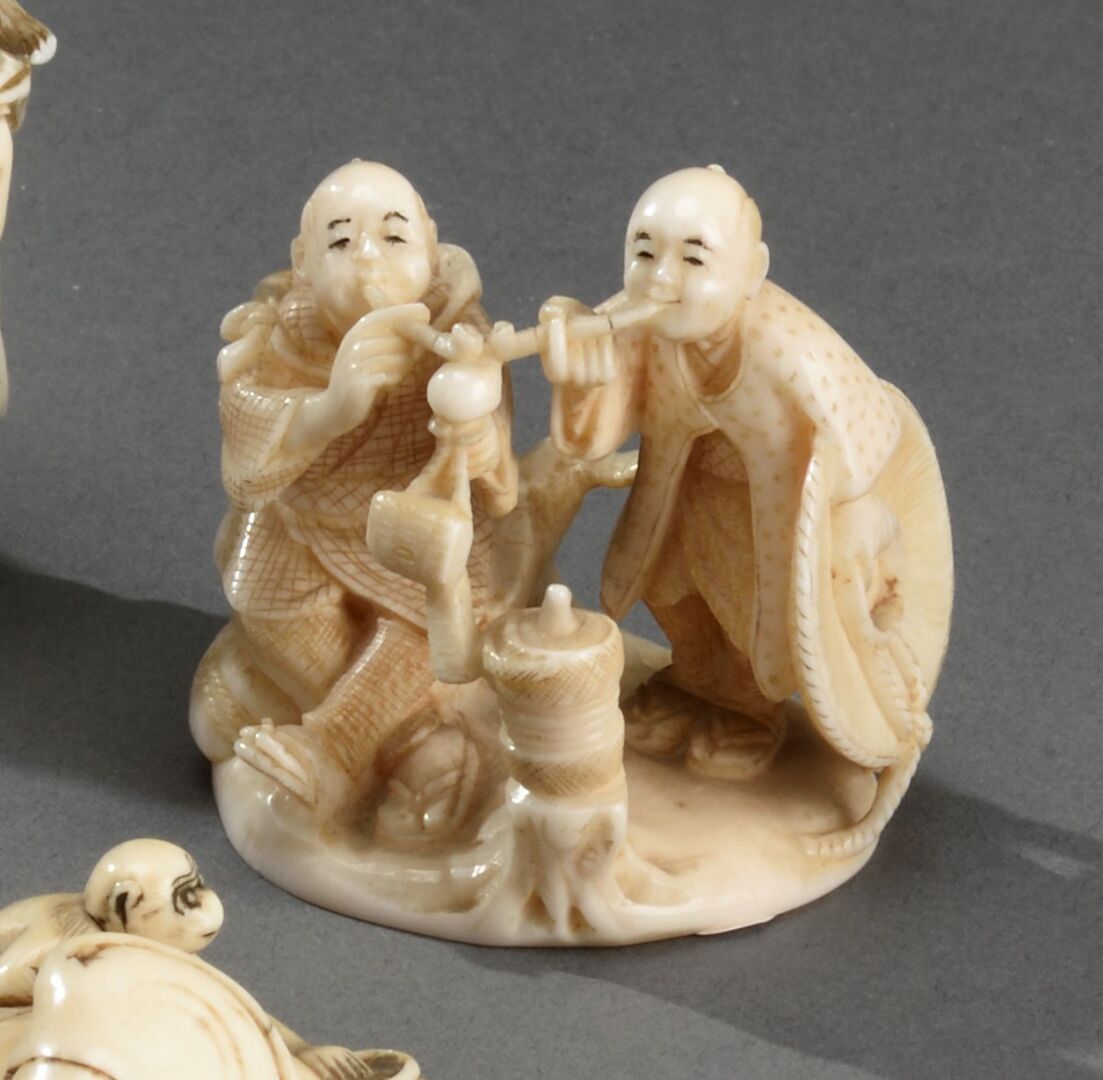 Null JAPAN, Tokyo - MEIJI period (1868-1912) 

Ivory netsuke, two pipe smokers, &hellip;