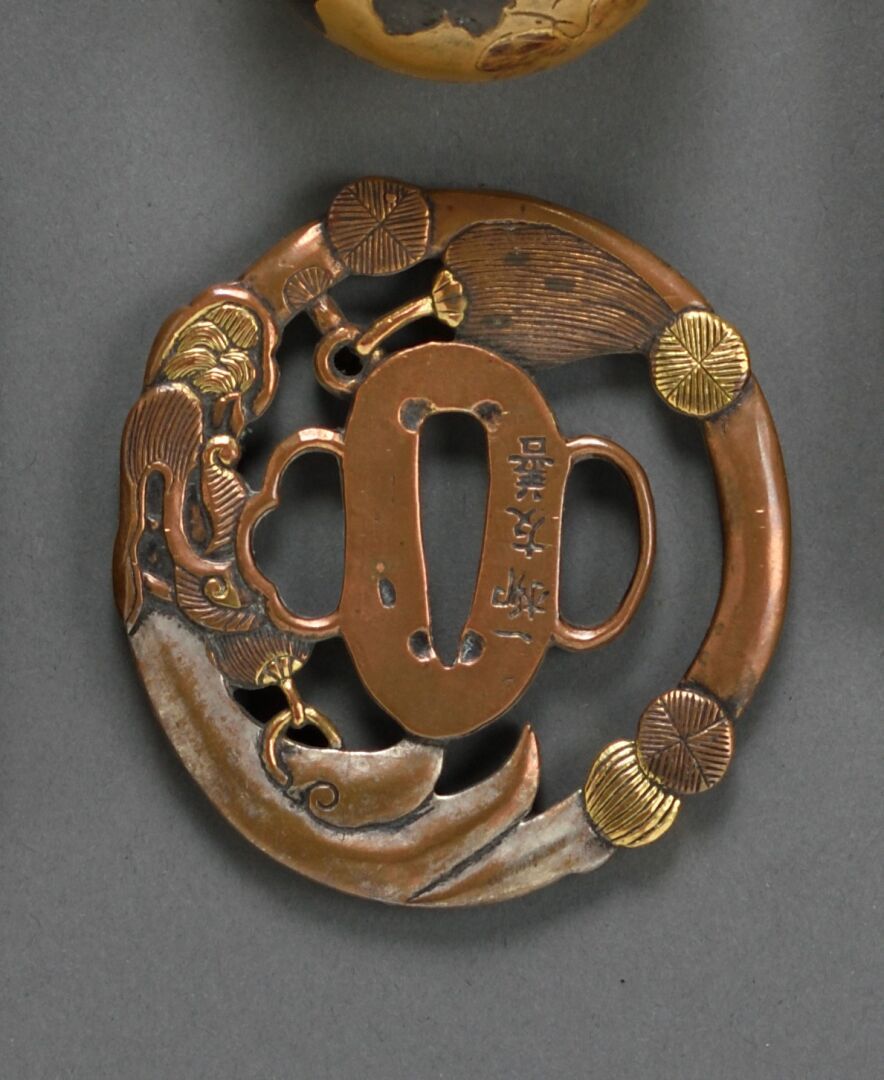 Null 日本 - 明治时期 (1868-1912)

红铜镡，部分镀金和银，有镂空的雅丽刀从龙口中出现的装饰

署名 "一柳乌镇

D. 8厘米

磨损的古铜&hellip;