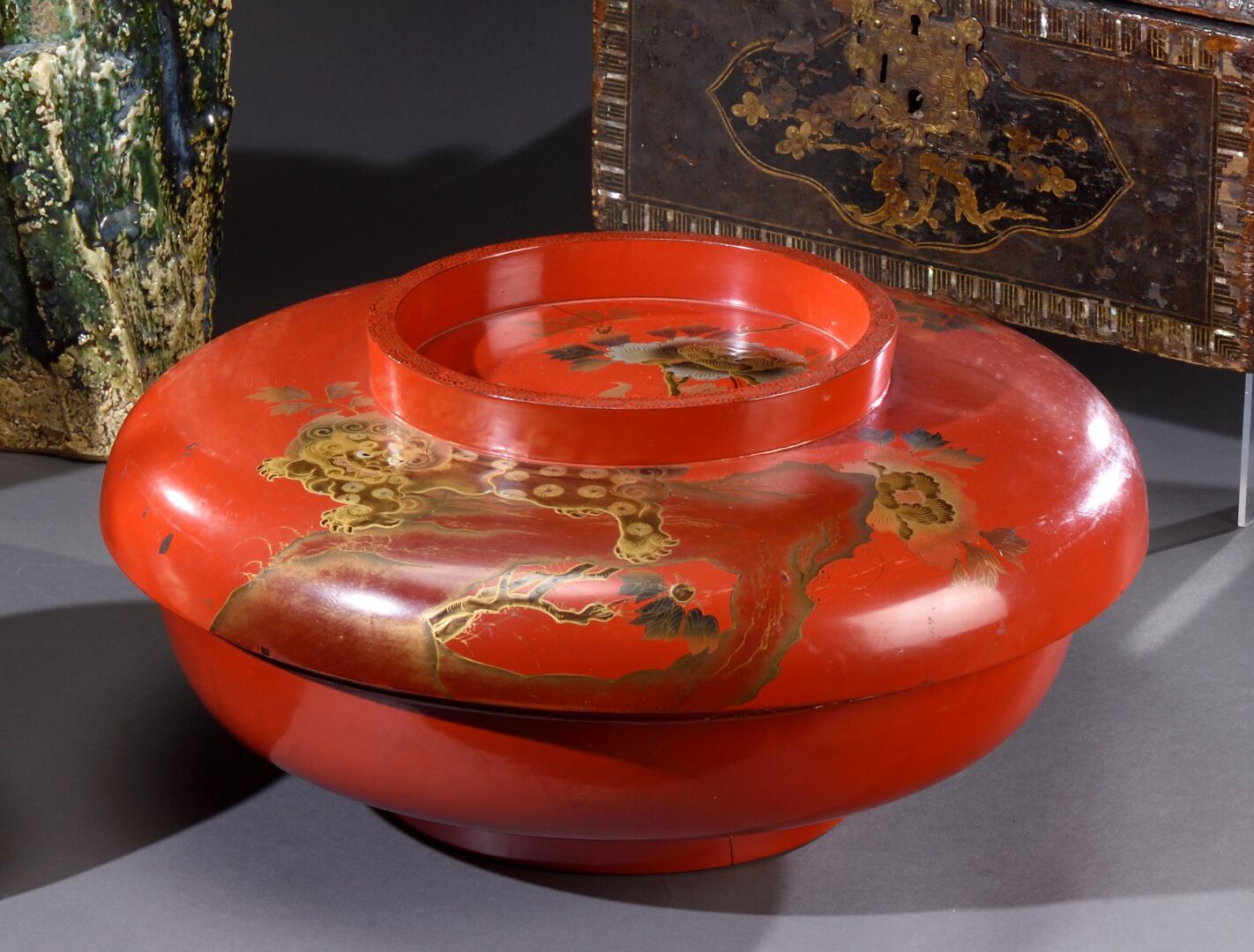 Null 日本 - 明治时期 (1868-1912)

红色尼戈罗漆木大饭碗

盖子上有金、黑、银三色的装饰，菊花中的志士。它比碗更宽，可以在吃饭时翻过来使用。&hellip;