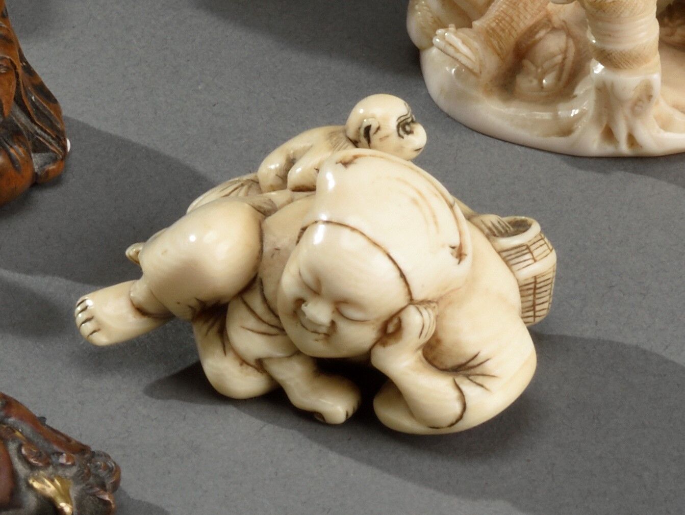 Null ** JAPON - Période EDO (1603-1868) 

Netsuke en ivoire, singe volant un pêc&hellip;