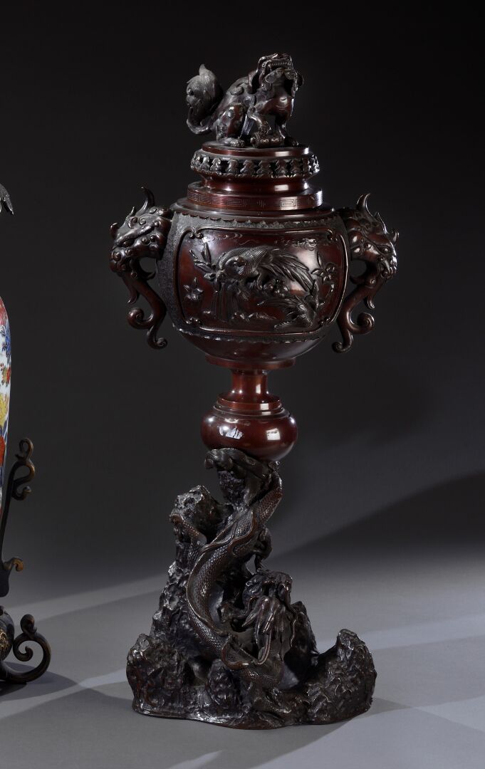 Null 日本 - 明治时期 (1868-1912)

令人印象深刻的棕色铜质香炉

花瓶主体装饰有飞行的鸟和浮雕的凤凰，有两个交替的储备，把手有大象和凤凰的混&hellip;