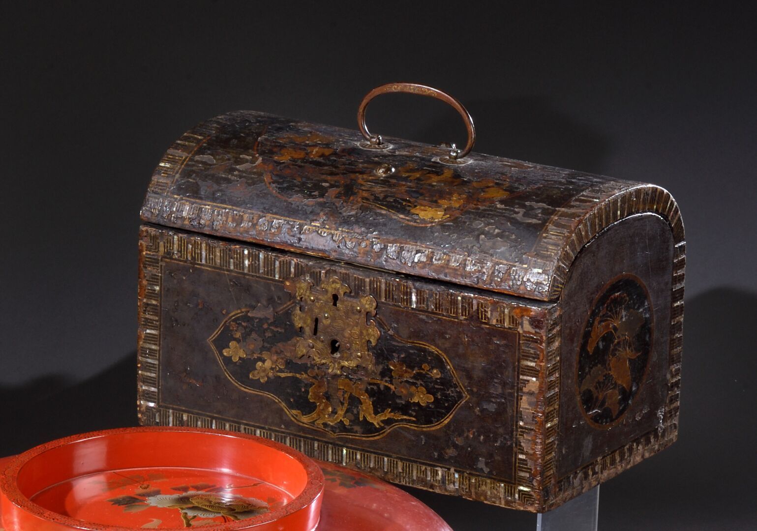 Null 日本 - AZUCHI-MOMOYAMA时期 (1573-1603)

南班漆盒，有圆顶盖，饰有花鸟纹，边框饰有一排嵌珍珠母条和银漆，顶部有把手，刻有&hellip;