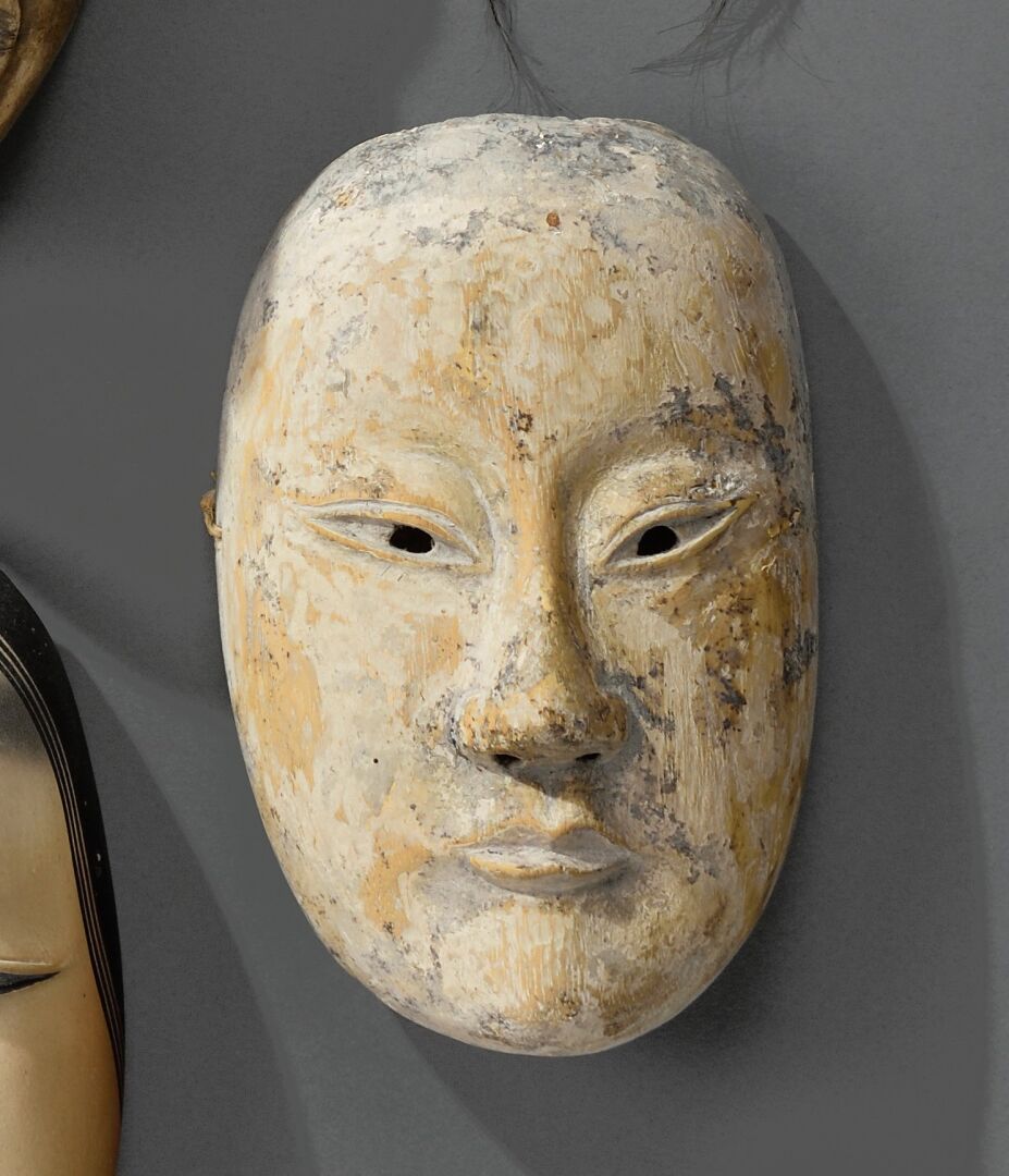 Null 日本 - EDO时期 (1603-1868)

年轻女孩的能剧面具，漆木制的

18世纪初

H.19,5厘米

状况不佳