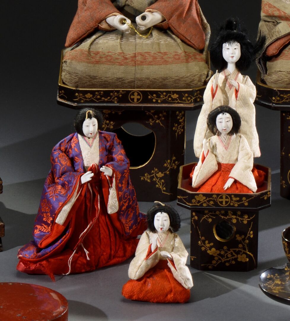 Null 日本 - 明治时期 (1868-1912)

一套4个漆木、稻草和织物的Hina Ningyo（儿童聚会）人偶，包括一位贵族夫人和她的三位女仆。

H&hellip;