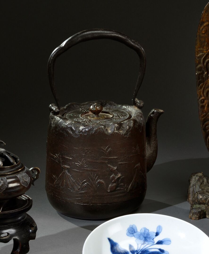 Null 日本 - 江户时代后期 (1603-1868)

一把铁制南布茶壶，带一个带黑色铜锈的手柄，装饰着丰收田野中的狐狸精，上部的不规则形状模拟了天空，带棕&hellip;