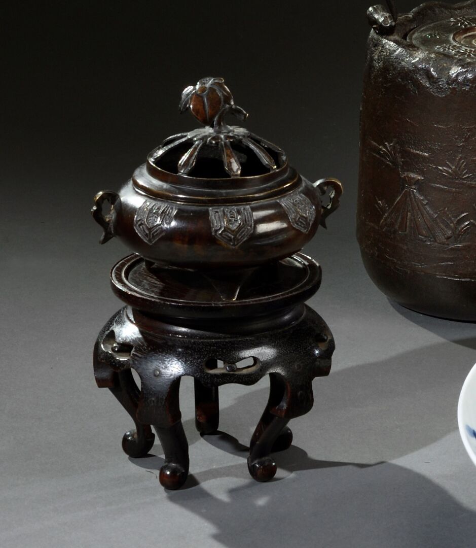 Null 日本 - EDO时期 (1603-1868)

小圆鼎香炉，棕色铜，镂空的盖子上有一个叶子形状的把手，炉身有两个把手，装饰着几何图案

19世纪初

&hellip;
