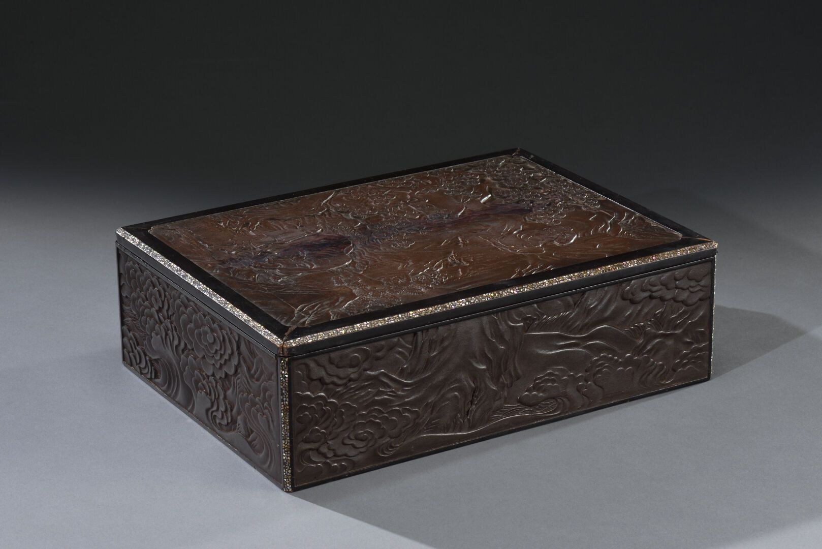 Null 日本 - EDO时期，德川IEYASU时代（1603-1615）。

南班风格的单盖长方形盒子，五面由雕刻和巧克力漆木制成，上面有中国风格的浮雕装饰，&hellip;