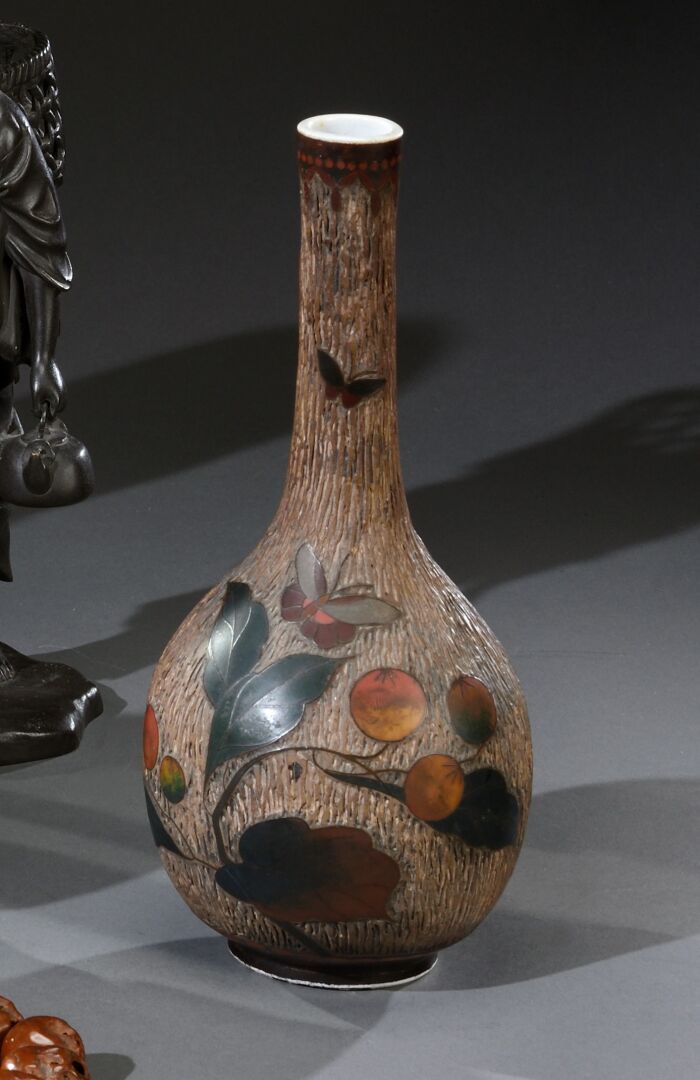 Null JAPAN, Kobe - MEIJI period (1868-1912) 

A cloisonné porcelain vase with a &hellip;