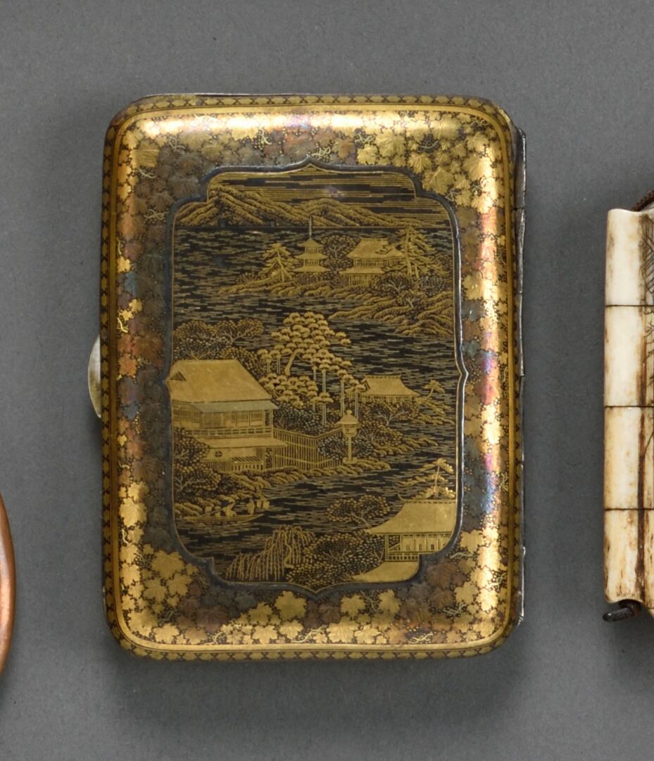 Null 日本, Komai - 明治时期 (1868-1912)

钢制烟盒，上面有非常精细的金银镶嵌的湖泊风景和佛塔（京水寺和剧院）的装饰，富士山在另一侧可&hellip;