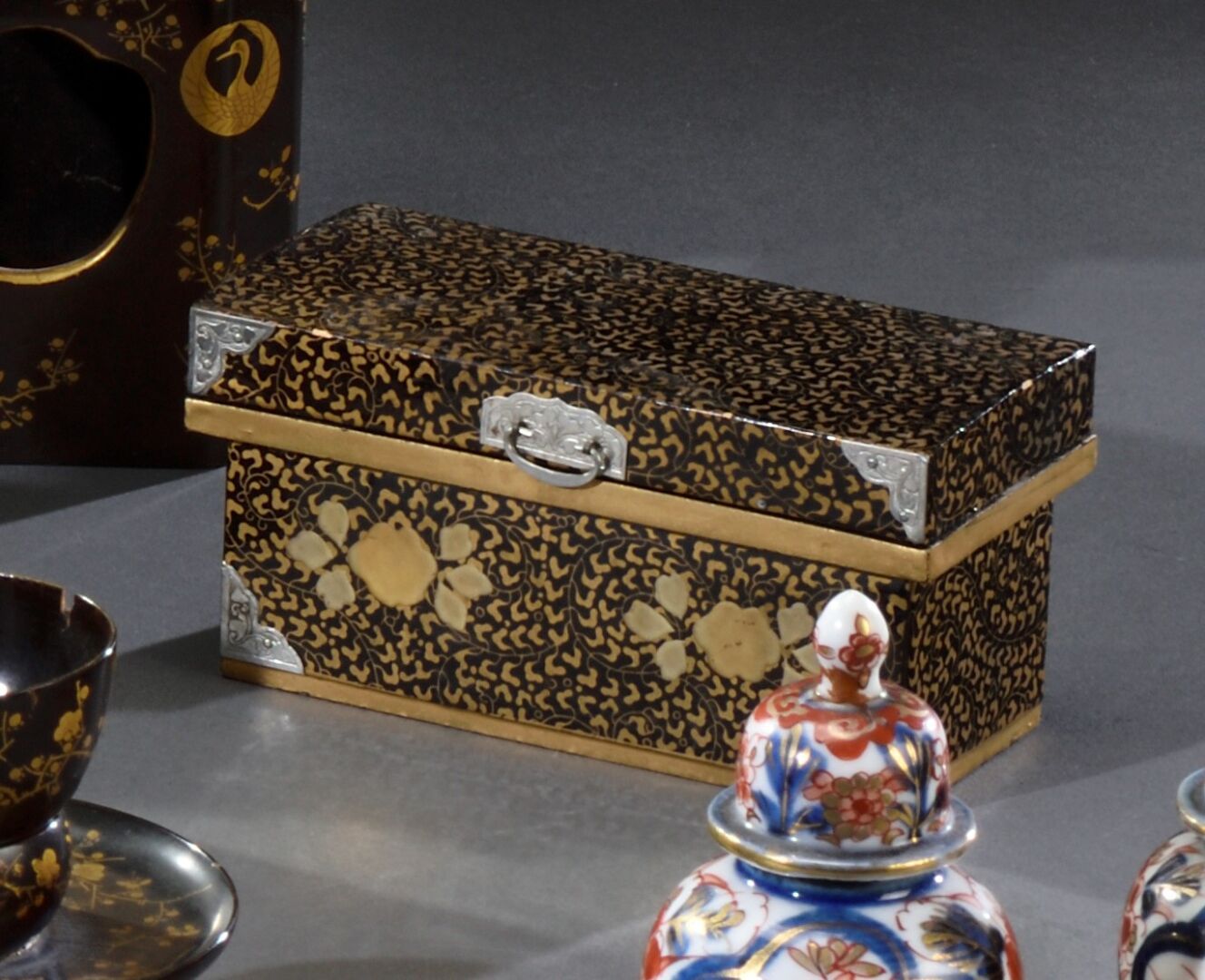 Null 日本 - 明治时期 (1868-1912)

小型的Hinamatsuri箱，形状像一个箱子，由黑色和金色的漆木制成，三面有旋转的植物装饰，还有小金属&hellip;