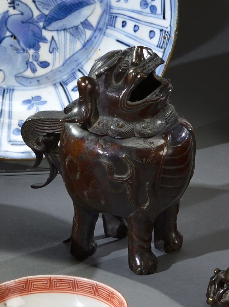 Null 日本 - EDO时期 (1603-1868)

棕色铜制香炉，张着嘴的Komainu形状。

H.14厘米