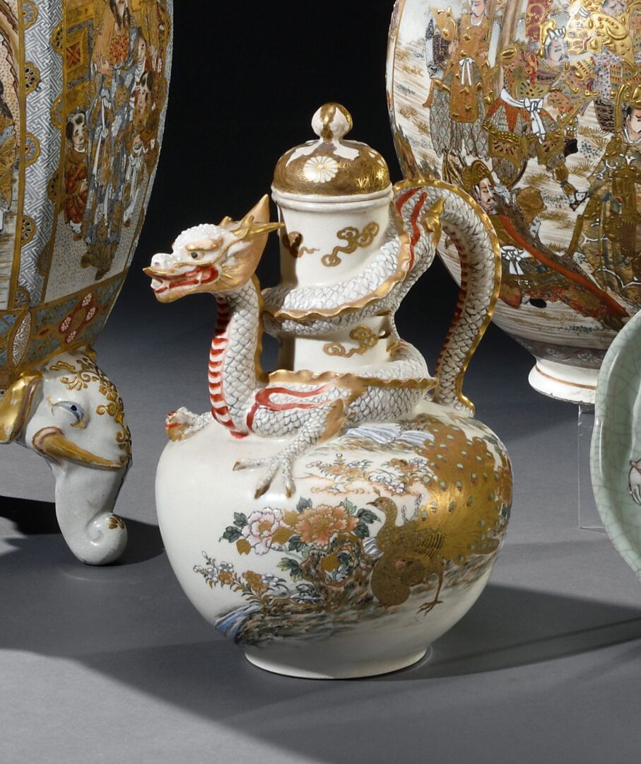 Null 日本，萨摩 - 明治时期(1868-1912)

来自京都萨摩金光山的大型陶制茶壶，呈龙形缠绕在花瓶的颈部，壶身用多色和金色珐琅彩绘有一对孔雀和一对鸟&hellip;