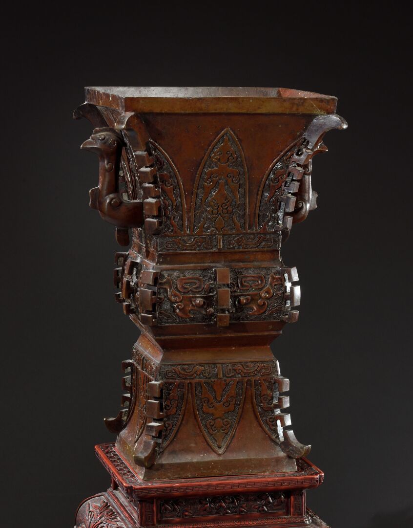 Null JAPAN - MEIJI period (1868-1912) 

Large rectangular Zun vase in red patina&hellip;