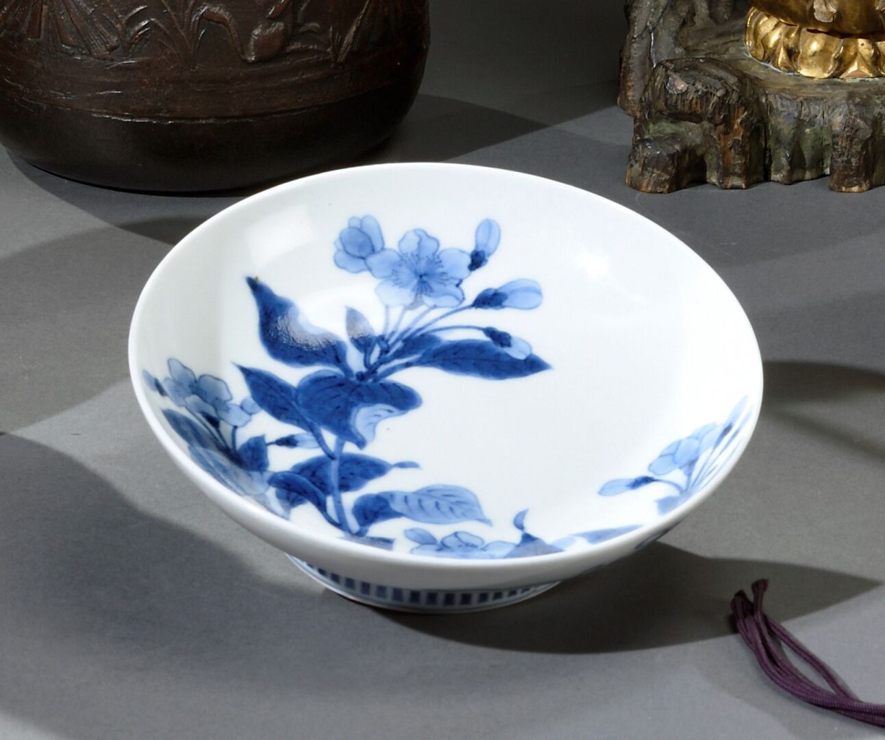 Null 日本，锅岛 - EDO时期 (1603-1868)

跟部小瓷盘，装饰有野花，外面装饰有四个Mon de sapèques，跟部有细密的 "梳 "字楣&hellip;