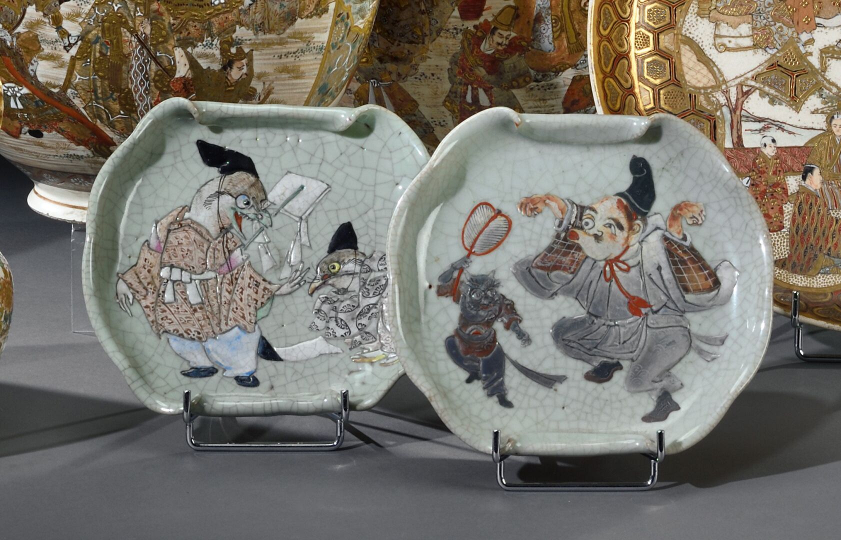 Null 日本，京都 - 明治时期(1868-1912)

一对青瓷釉里红盘子，褶皱形状，有两个折叠面，有北斋漫画风格的多色装饰，其中一个是与拿着扇子的奥尼跳舞&hellip;