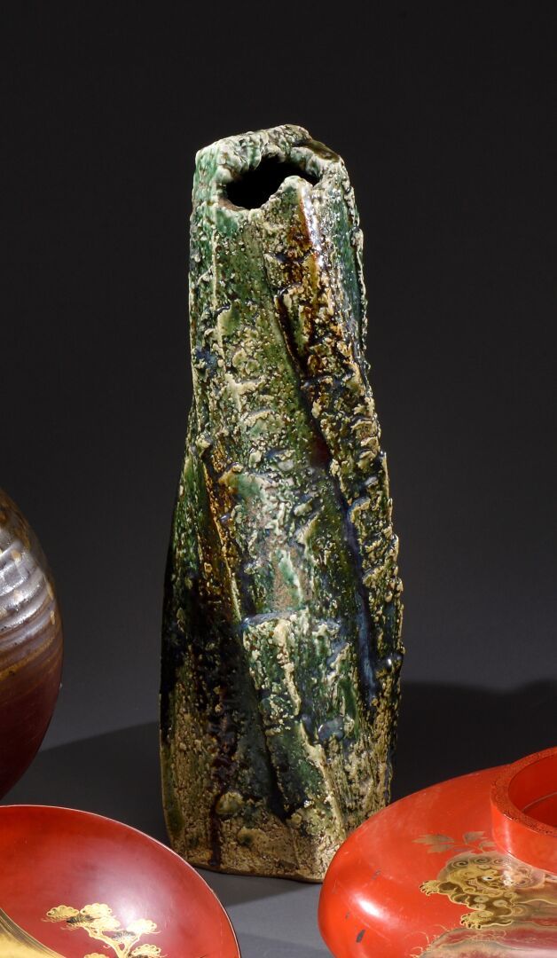 Null 日本 - 平成时期（1989-2019年

绿色和黄色釉面炻器的高扭曲花瓶

日本当代陶瓷，底部有签名（未确定）。

H.45厘米