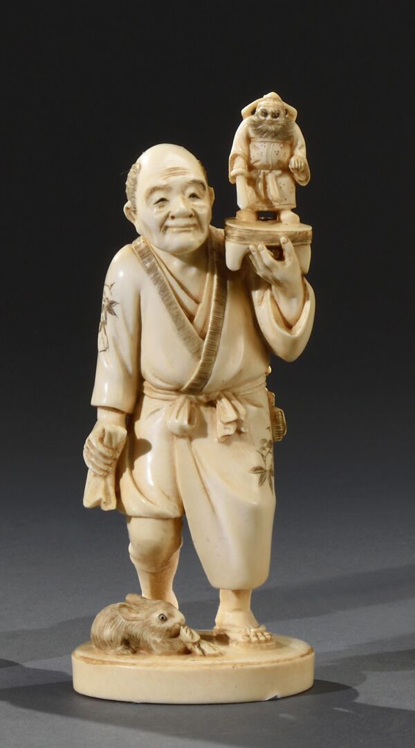 Null JAPAN - MEIJI period (1868-1912) 

Ivory Okimono, old man holding a Shoki f&hellip;