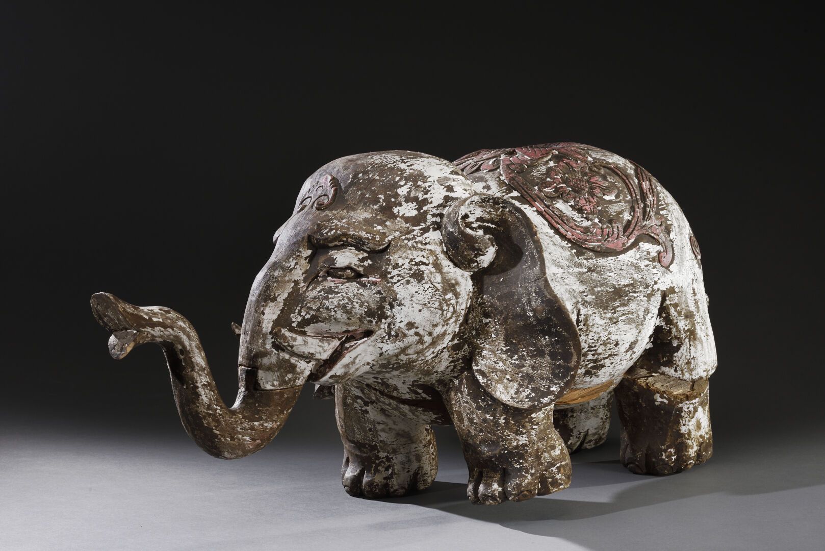 Null 日本 - 早期江户时代 (1603-1868)

白红漆木质大象，额头饰有莲花瓣，背部覆盖有红色的佛花，有一个圆形的空间，可能是用来放置佛像架的（缺）&hellip;