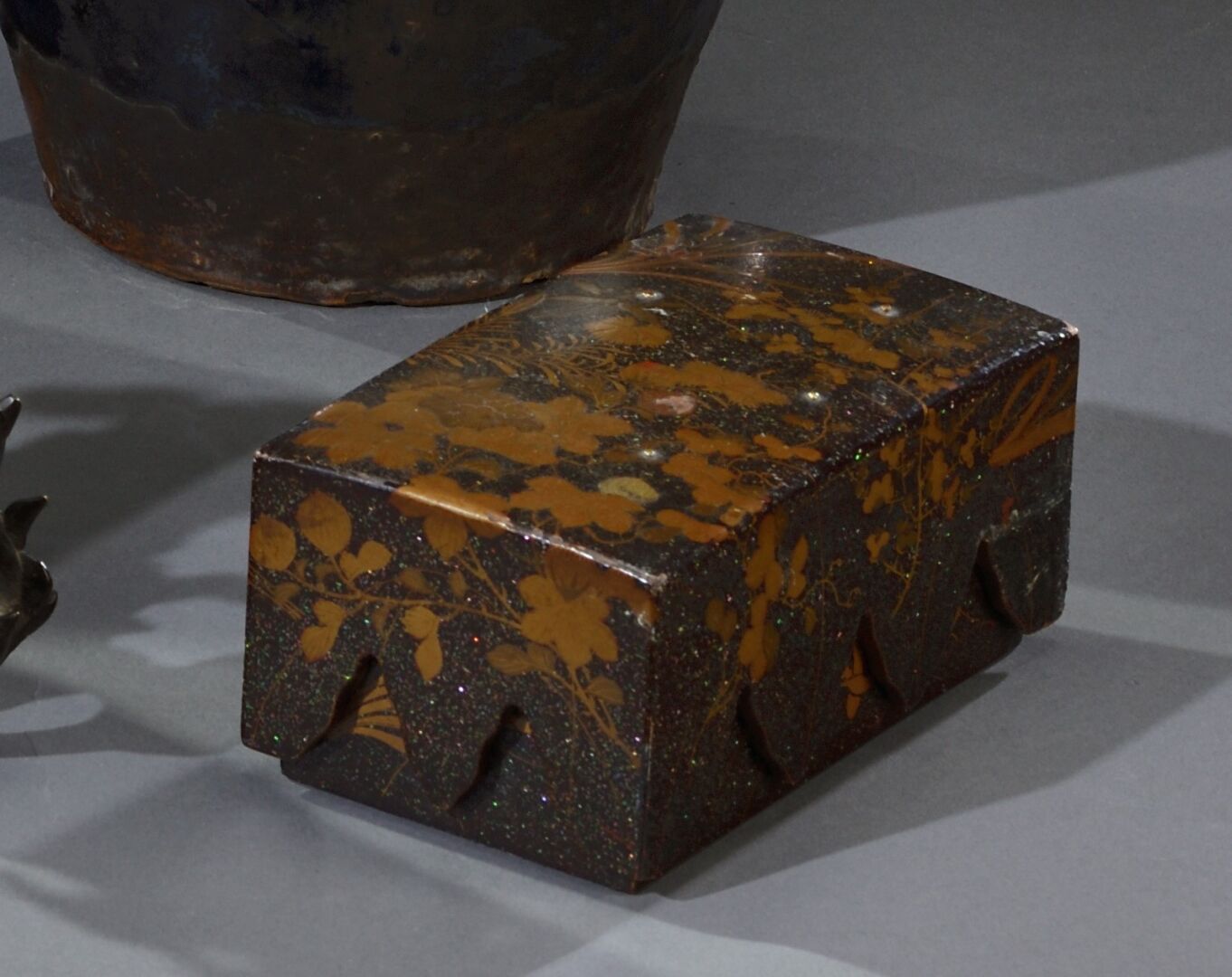 Null 日本, 长崎 - 江户时代后期 (1603-1868)

小长方形的Kobako盒子，盖子被切掉了，由木头制成，在酒红色的背景上有漆花，具有Nashi&hellip;