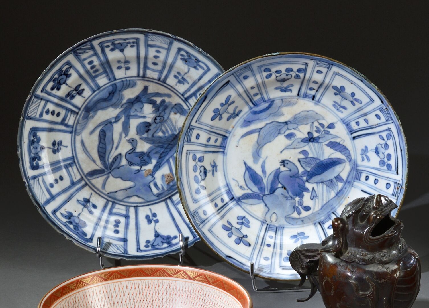 Null 日本，有田 - EDO时期 (1603-1868)

两个罕见的仿中国万历瓷盘，装饰着植物中的鸭子，翅膀上装饰着风格化的莲花瓣楣，其中一个盘子有一个非&hellip;