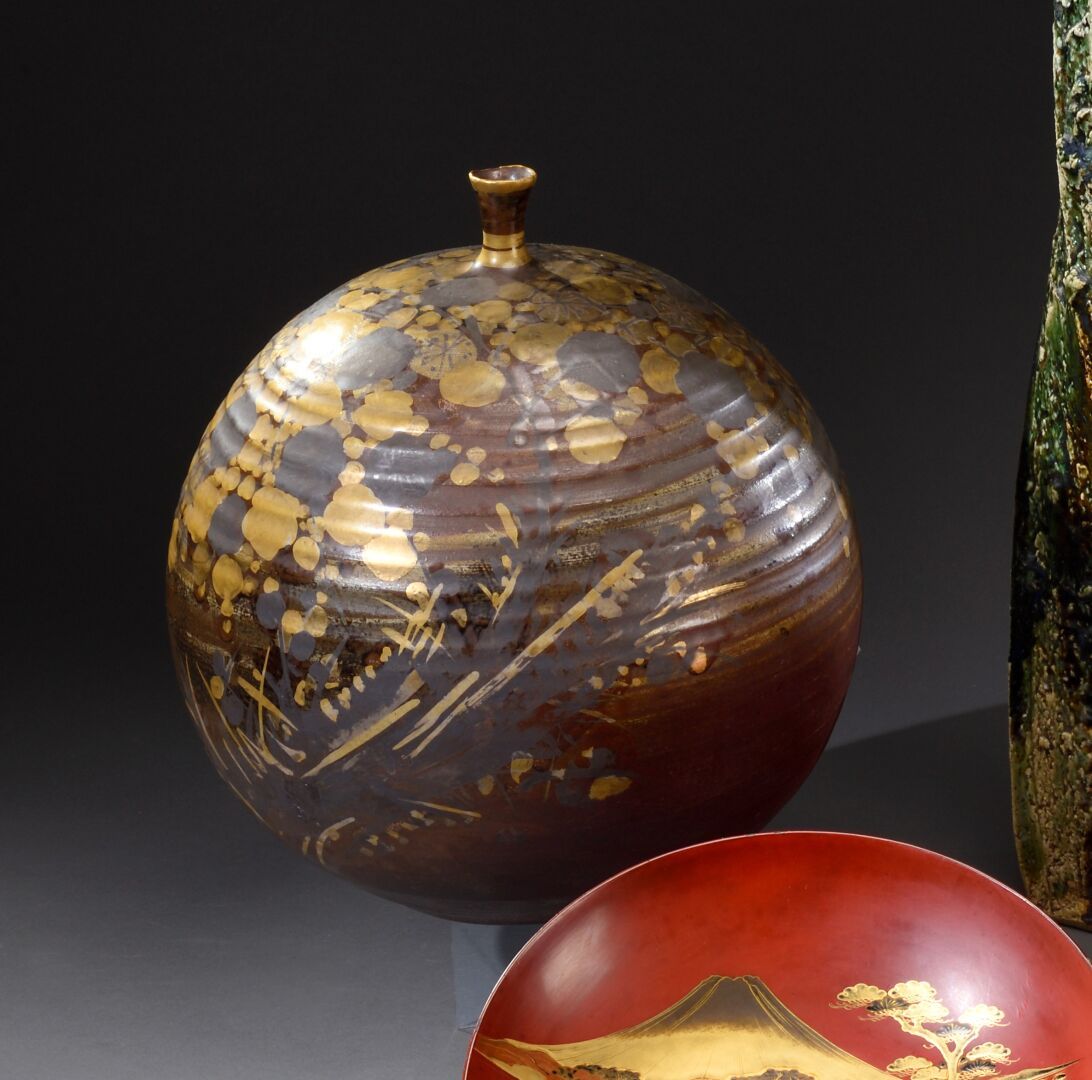 Null 日本，备前--SHOWA时期(1926-1989)

棕色和金色的搪瓷球瓶，上面有盛开的梅花的风格化装饰，顶部有一个很窄的开口，标记 "Ya

约19&hellip;
