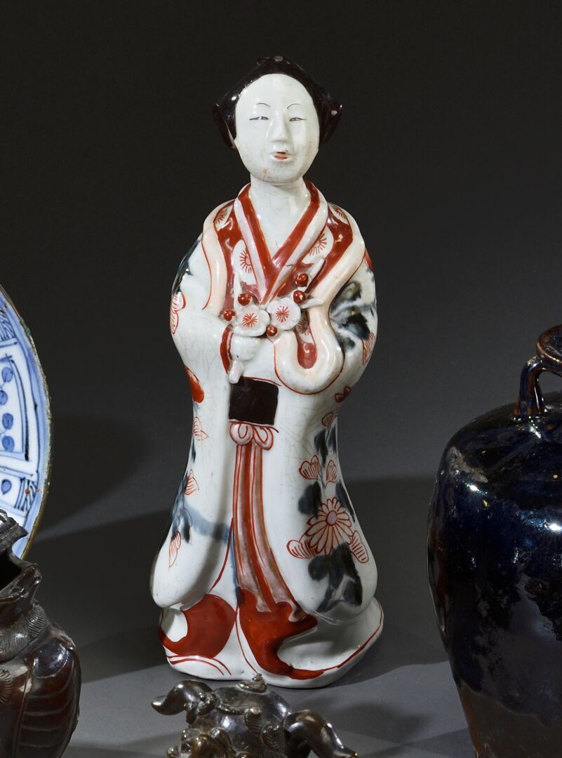 Null 日本 - EDO时期 (1603-1868)

带花束的璧人，珐琅彩瓷器主题，有田伊万里装饰

内部用沙子加权

约1700年

瓶盖上的小碎片