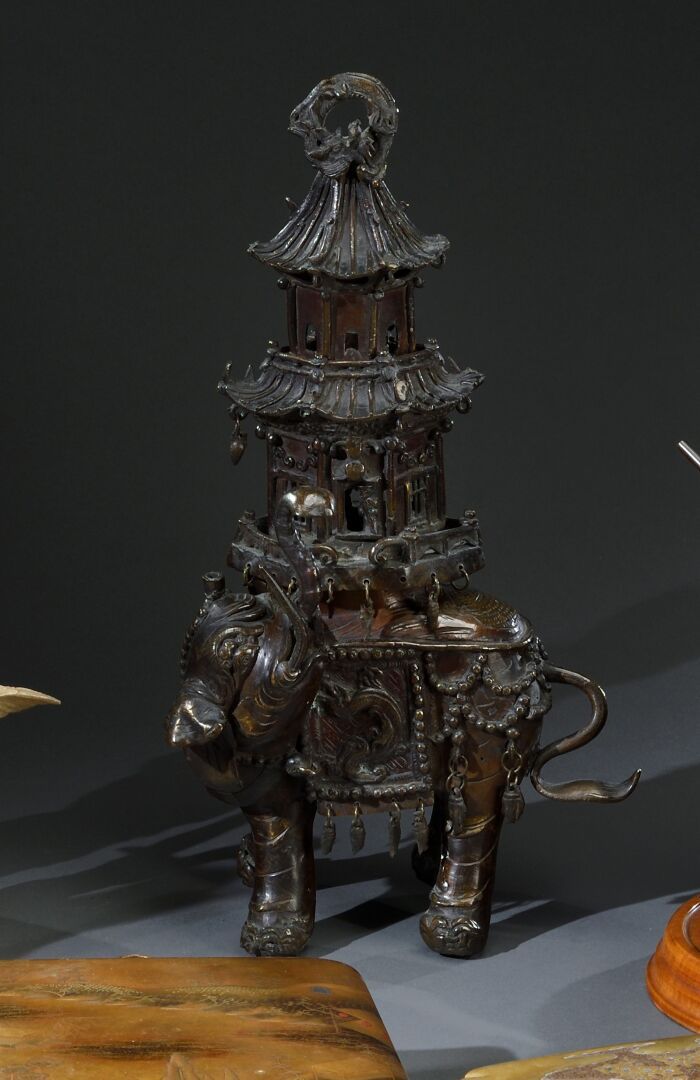Null 日本，京都 - EDO时期(1603-1868)

黑釉铜香炉，大象背上驮着一座宝塔

19世纪中叶

总高度：38厘米

轻微损坏，未焊接的部件