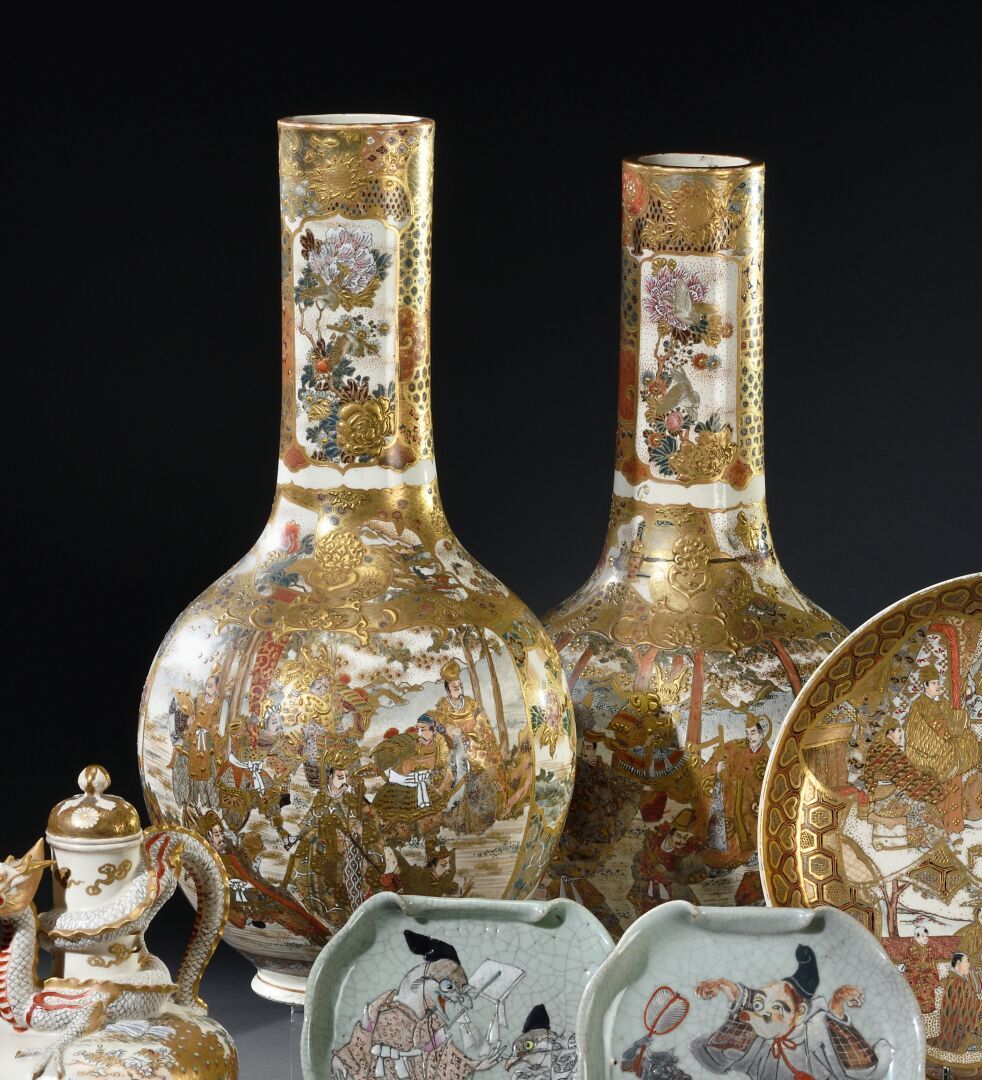 Null 日本，萨摩 - 明治时期(1868-1912)

两个高颈的萨摩陶器大花瓶，可以形成一对假的（模型上有非常小的差异），有金和多色珐琅的贵族和武士的装饰&hellip;