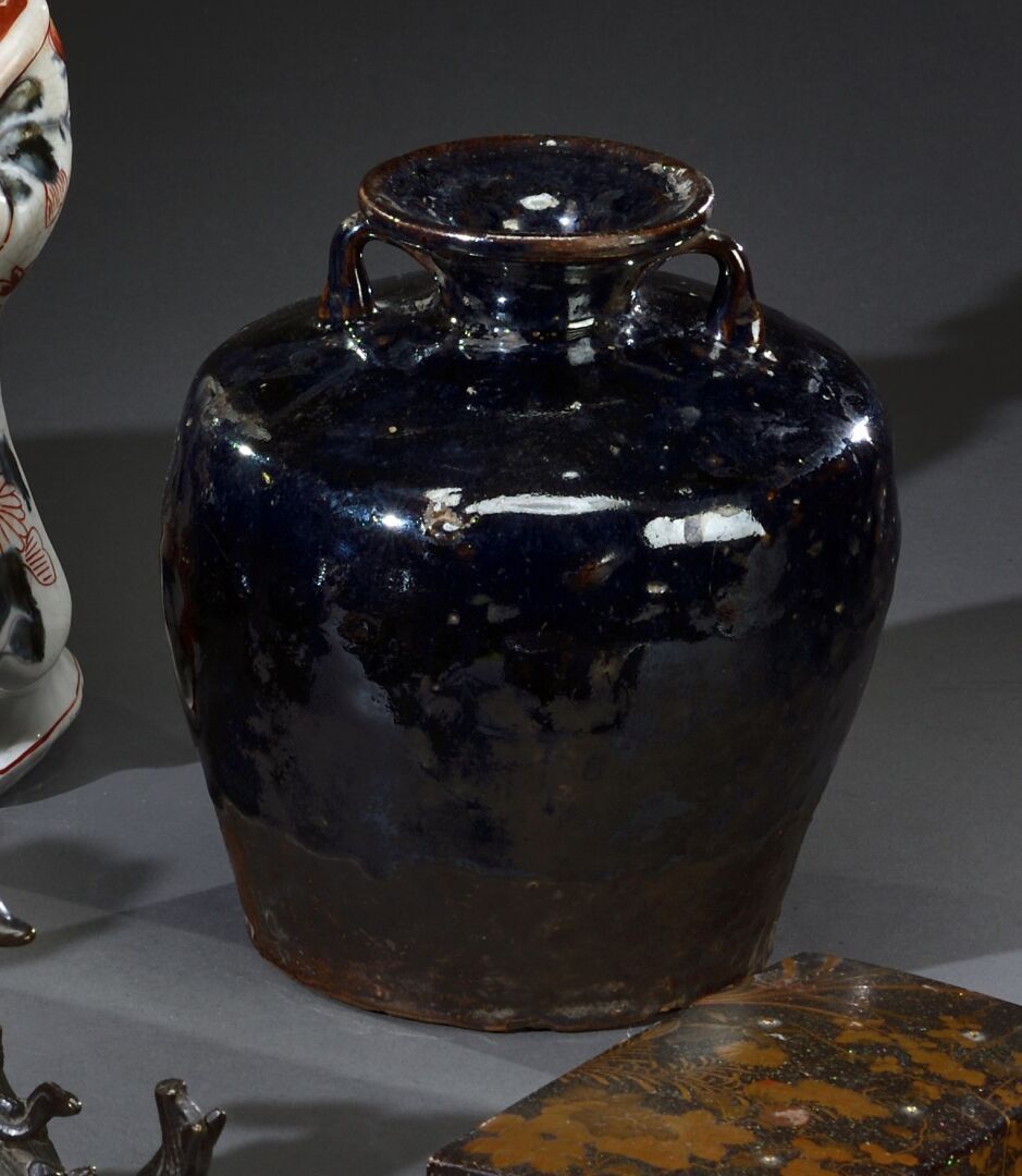 Null 日本，丹波 - 室町时代(1333-1573)

棕色背景上部分施以午夜蓝釉的炻器花瓶，小喇叭口由两个把手固定，底部平坦

H.18厘米

裂缝