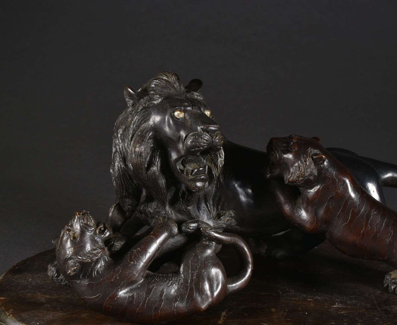Null 日本 - 明治时期 (1868-1912)

狮子被两只老虎袭击

青铜组，有两种青铜色，老虎的条纹部分是酸蚀的，狮子的眼睛是镀金的，以前是用硫化物镶&hellip;