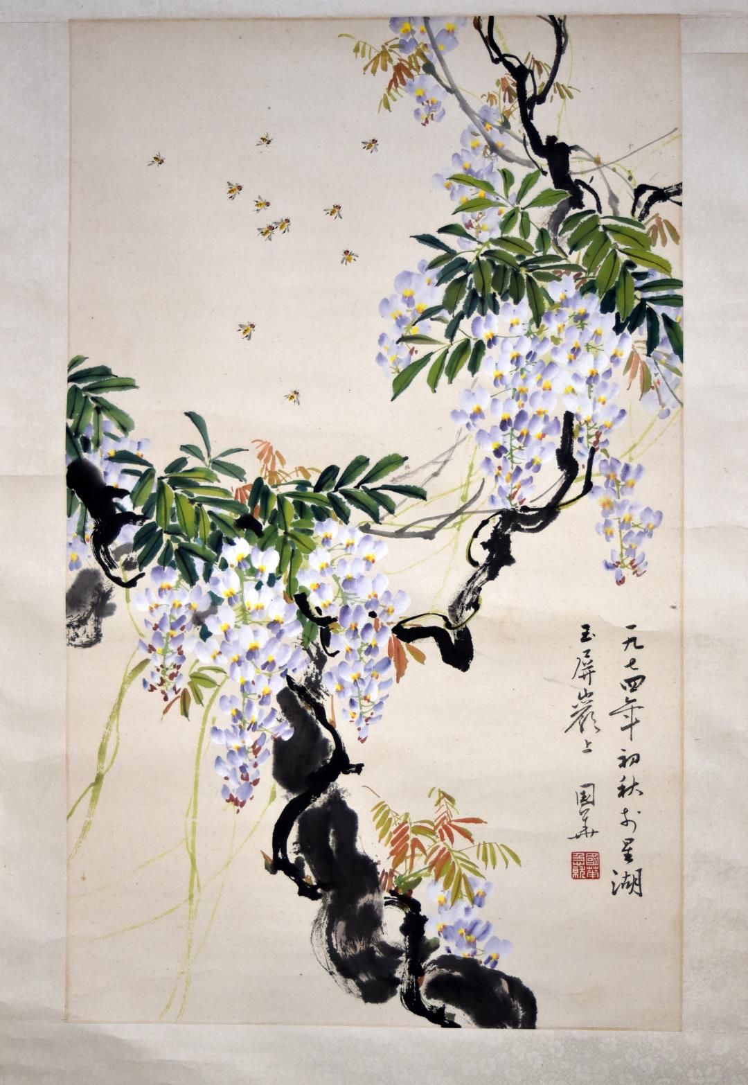 Null 日本 - 昭和时期(1926-1989)

纸上水粉画，蜜蜂在紫藤花间飞舞

H.83厘米-长48厘米（观看时），安装在卷轴上