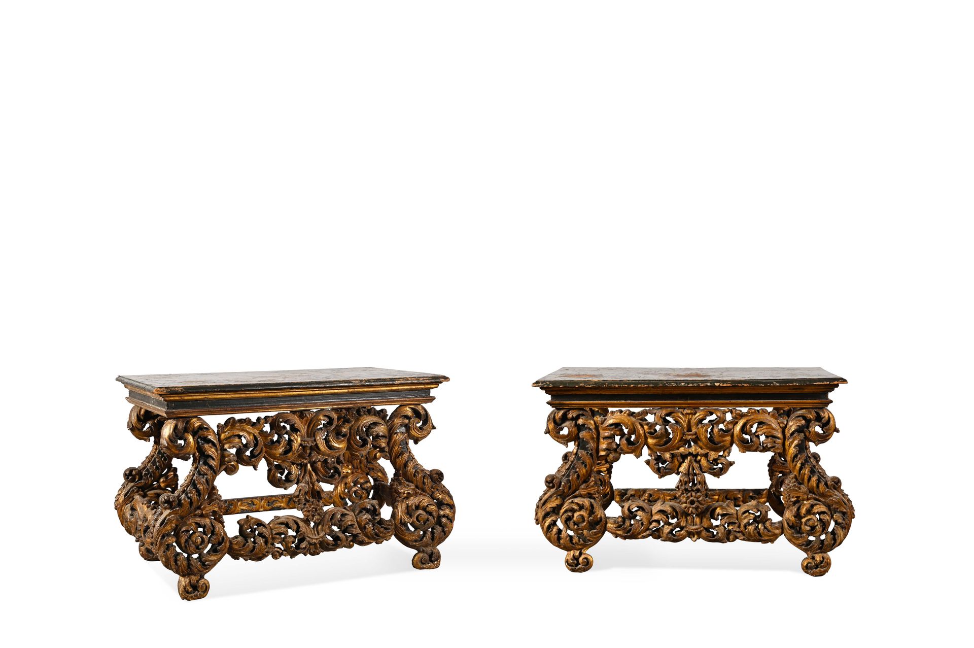 Paire de tables consoles en bois doré et bois noirci, le plateau rectangulaire r&hellip;
