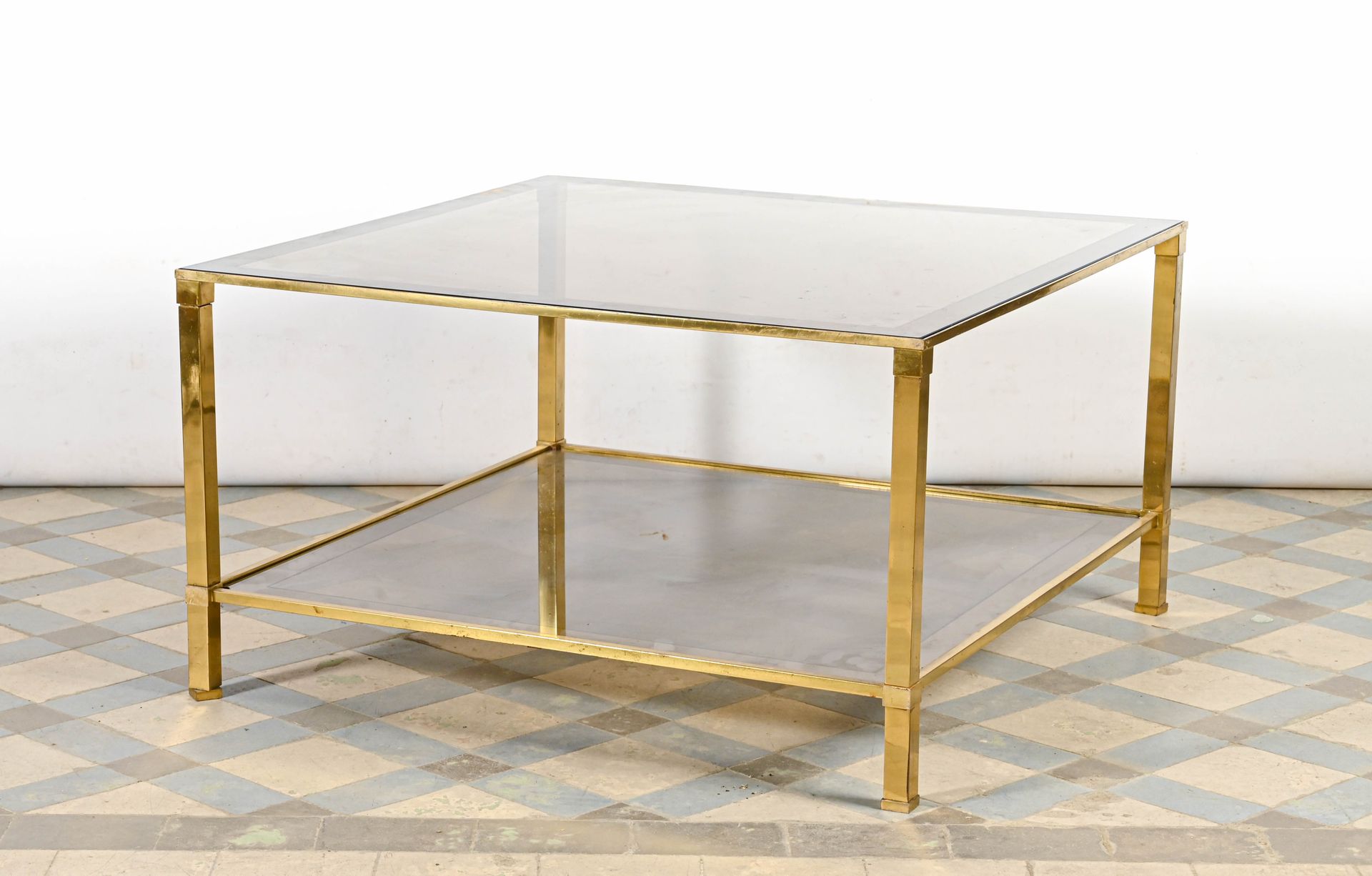 TRAVAIL DES ANNÉES 1970 Table basse carrée à 

2 plateau en verre 

Structure en&hellip;