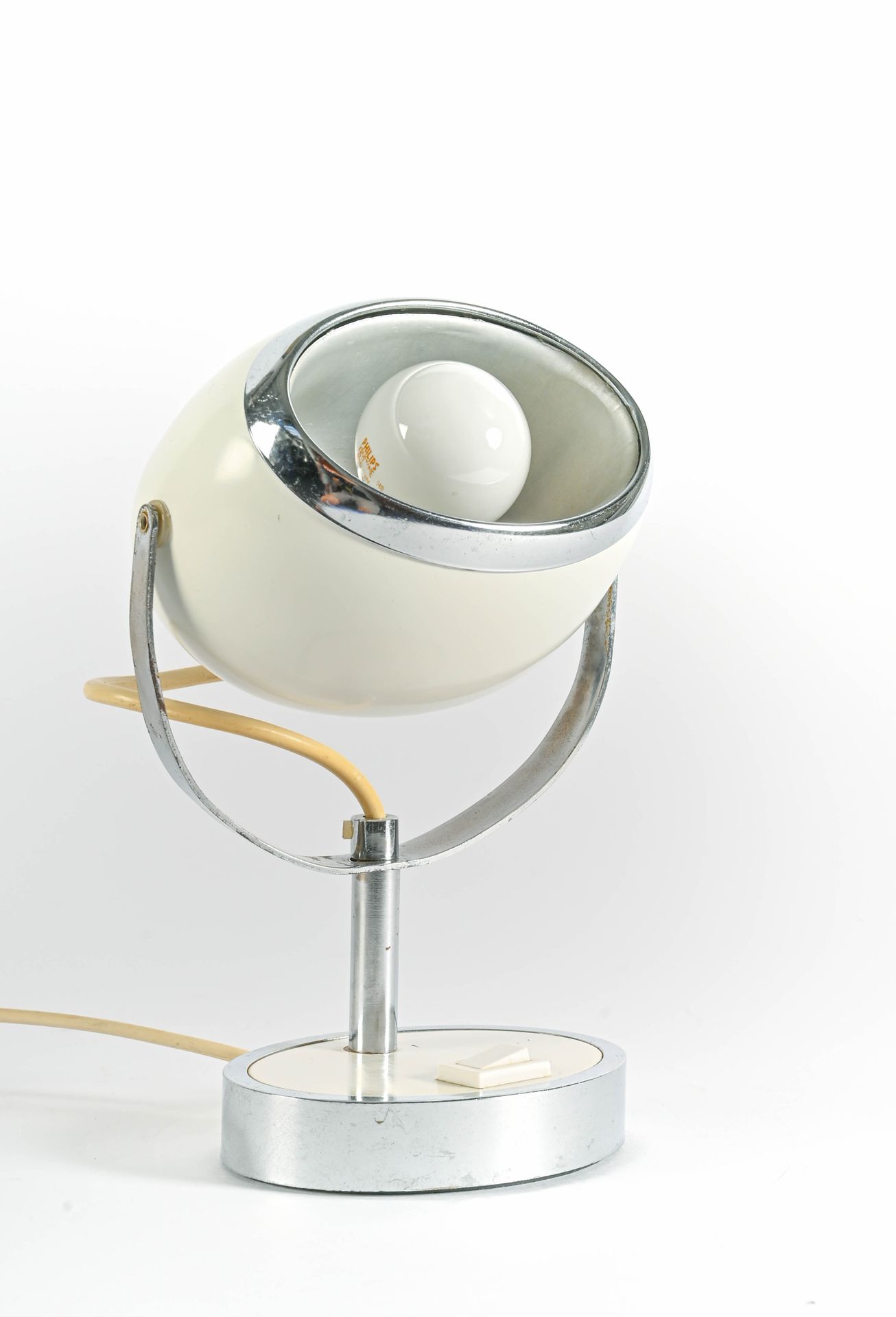 TRAVAIL DES ANNÉES 1970 Lampe de chevet, reflecteur en forme de boule orientable&hellip;