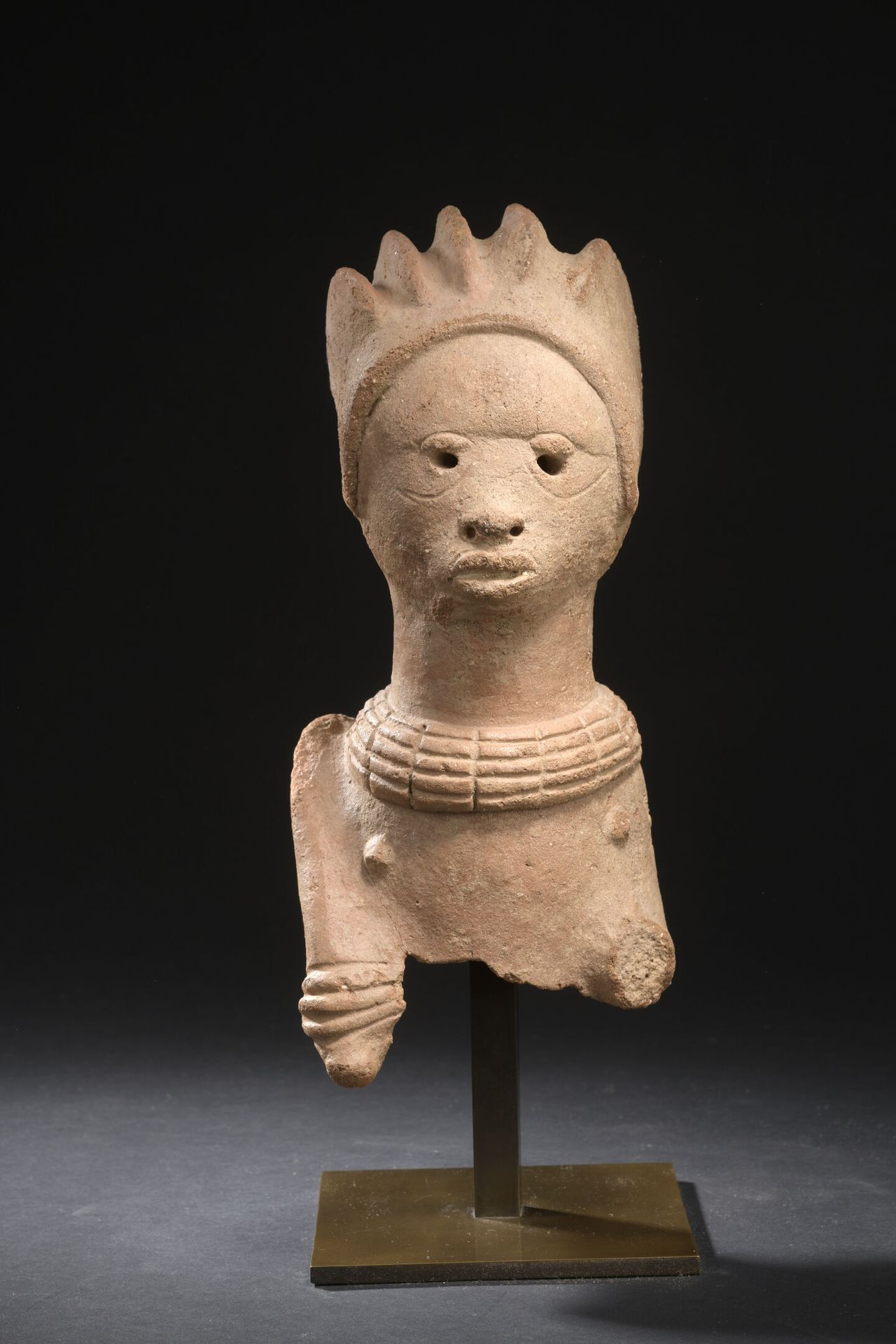 Null Buste féminin Nok, Nigéria 

Terre-cuite

Vers 2300 av. J.C. (Certificat de&hellip;