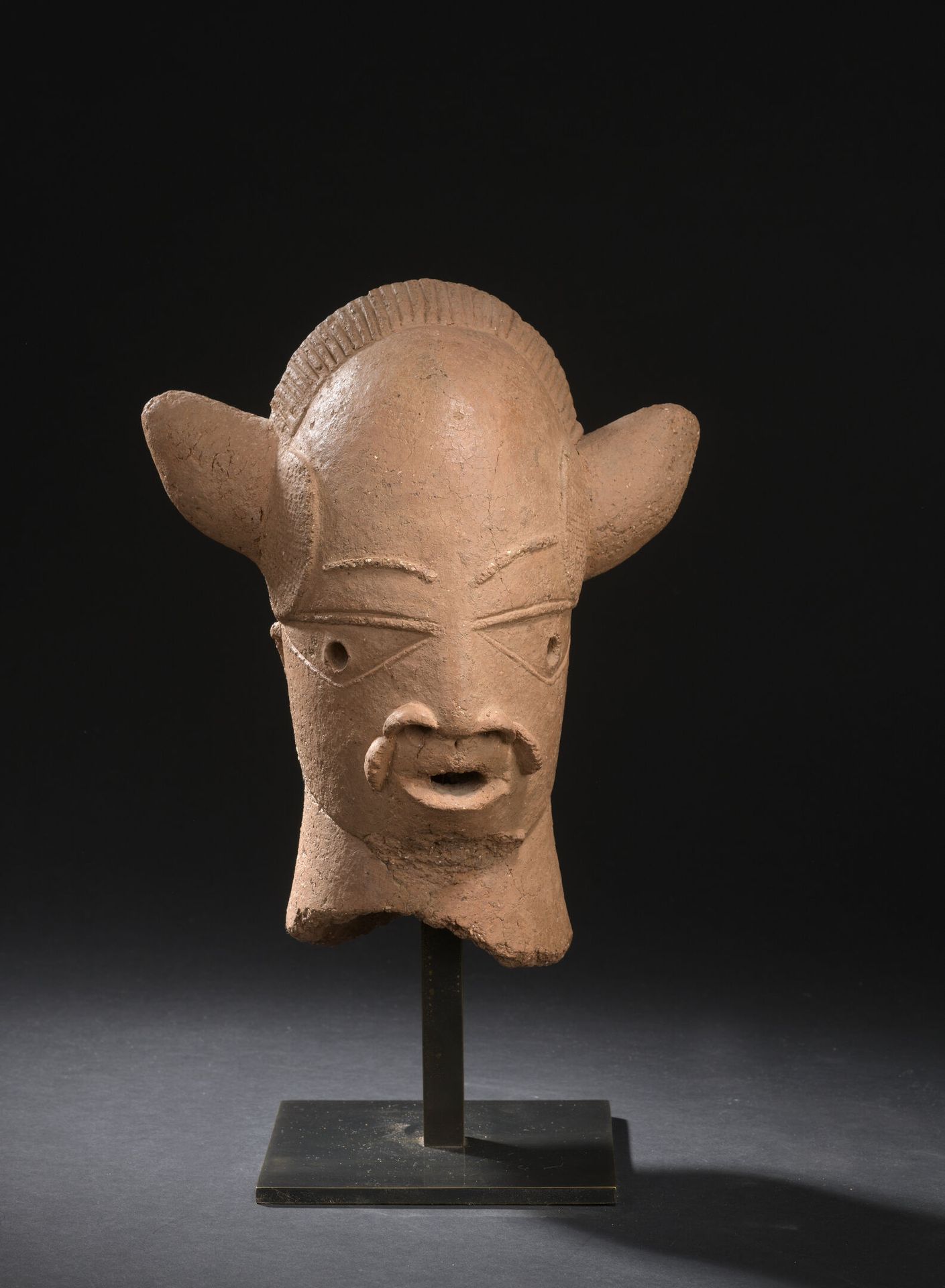 Null Tête masculine à cornes, Nok, Nigéria 

Terre-cuite

Vers 2100 av. J.C. (Ce&hellip;