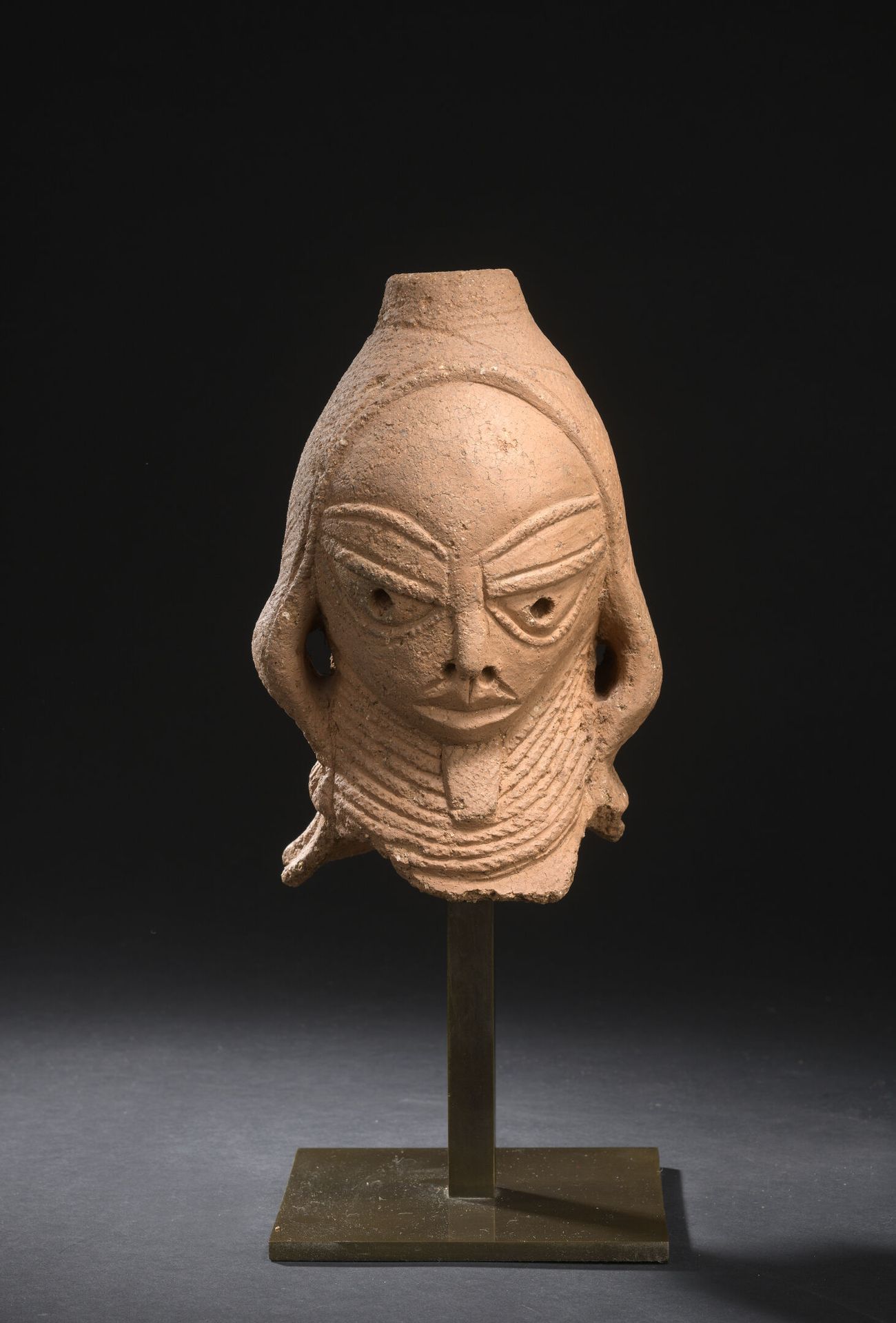 Null Rare tête féminine Janus Nok, Nigeria 

Terre-cuite

Vers 2170 av. J.C. (Ce&hellip;