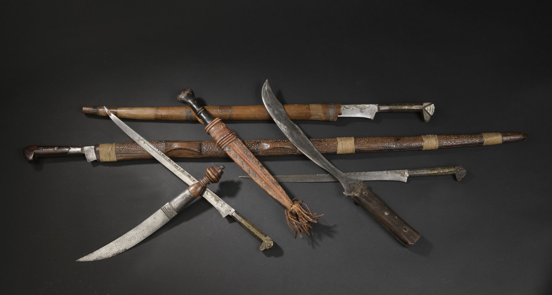 Null Afrique, lot de sept couteaux 

L. 32,5 cm à 94 cm 



Trois couteaux avec &hellip;