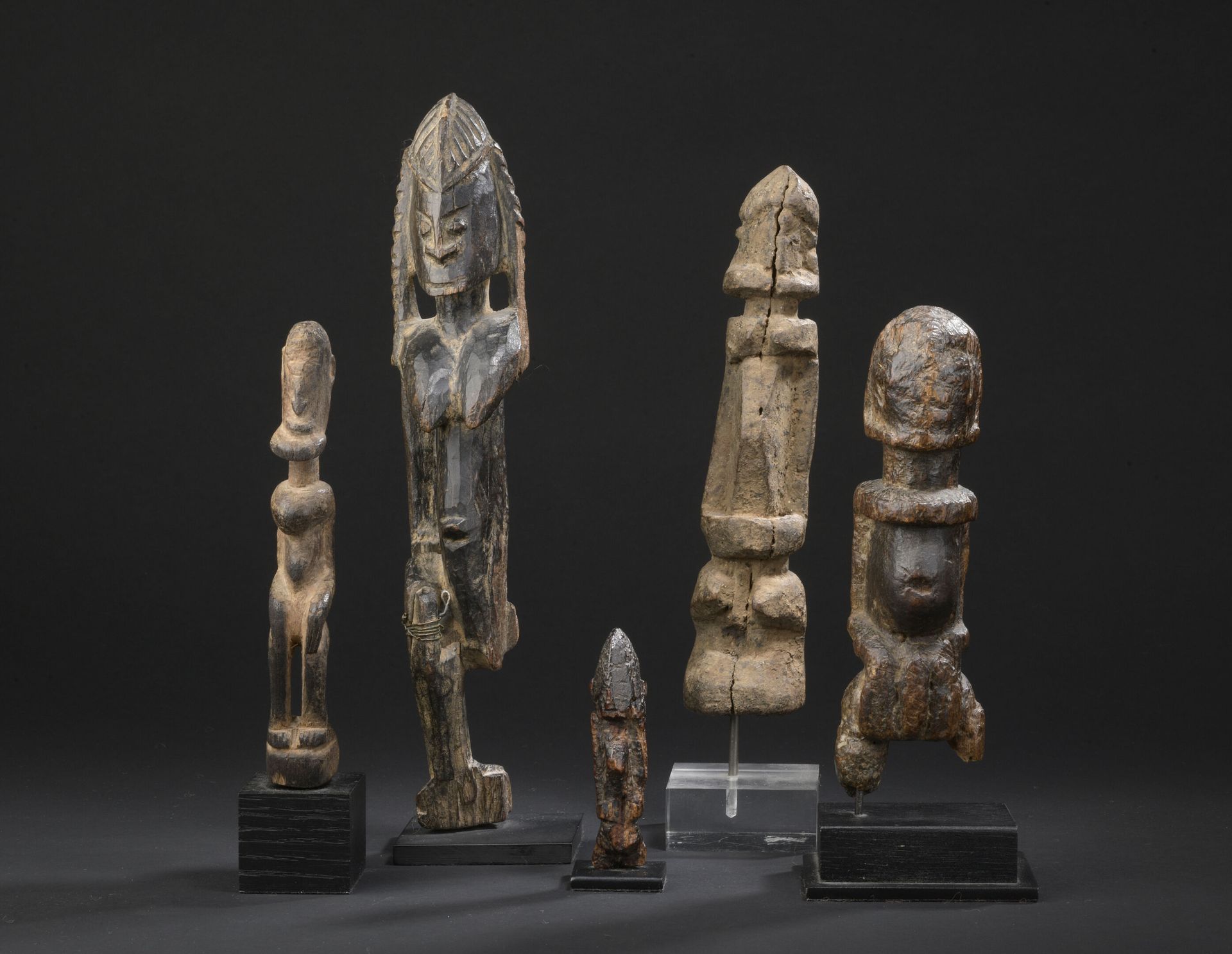 Null Ensemble de cinq petites statuettes Dogon, Mali

H. De 9 à 29 cm



De morp&hellip;