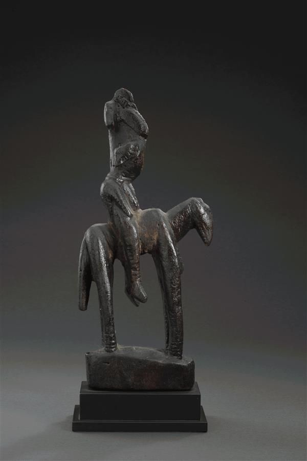 Null Statue équestre Dogon - Mali

Probablement Haute Epoque

Bois

H. 36 cm



&hellip;