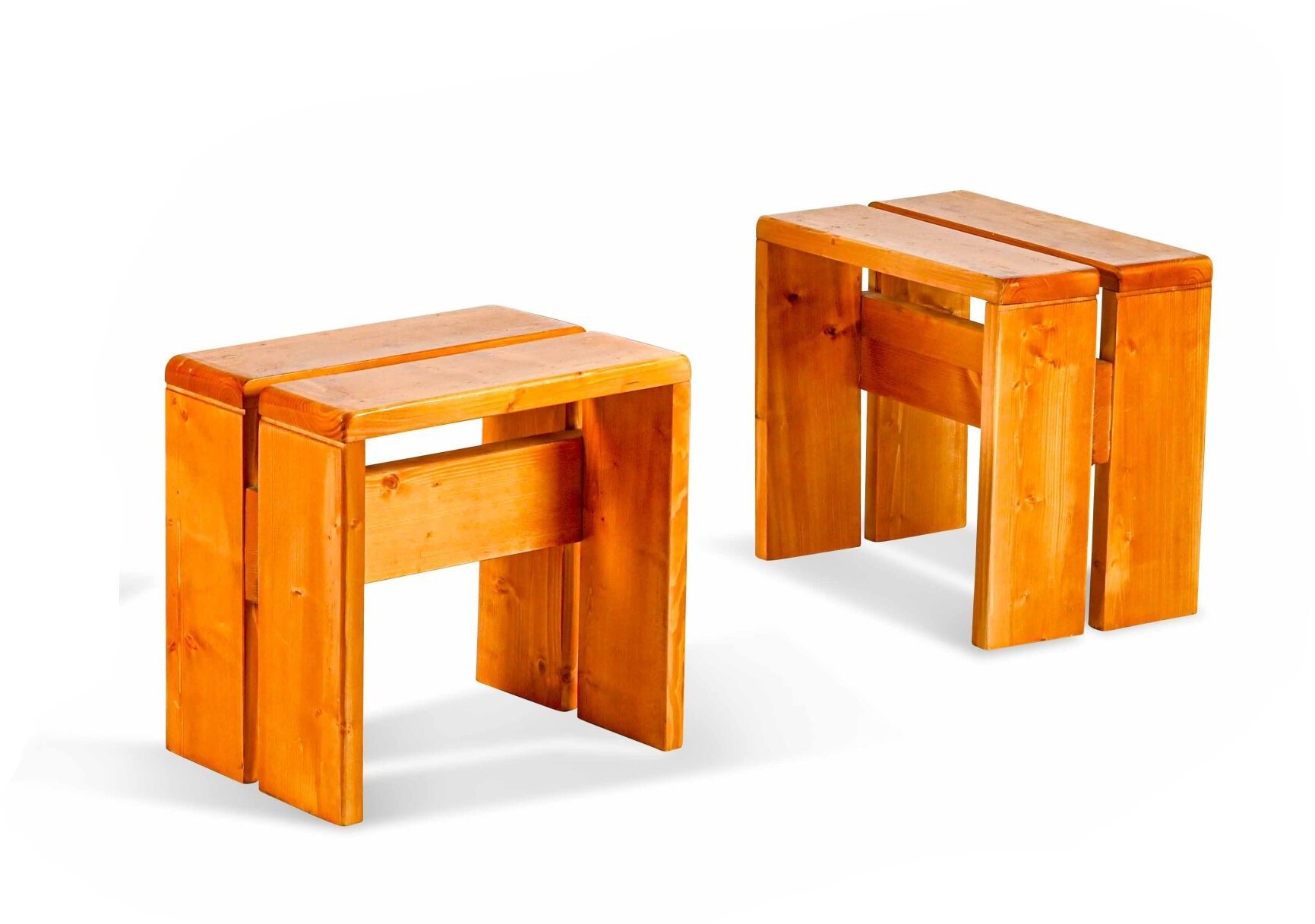 Null 1960年代的法国作品。

为Les Arcs度假村制作的家具版1600。

一对实心松木的凳子，结构是由长方形的木片连接的板条。

H.42 cm &hellip;