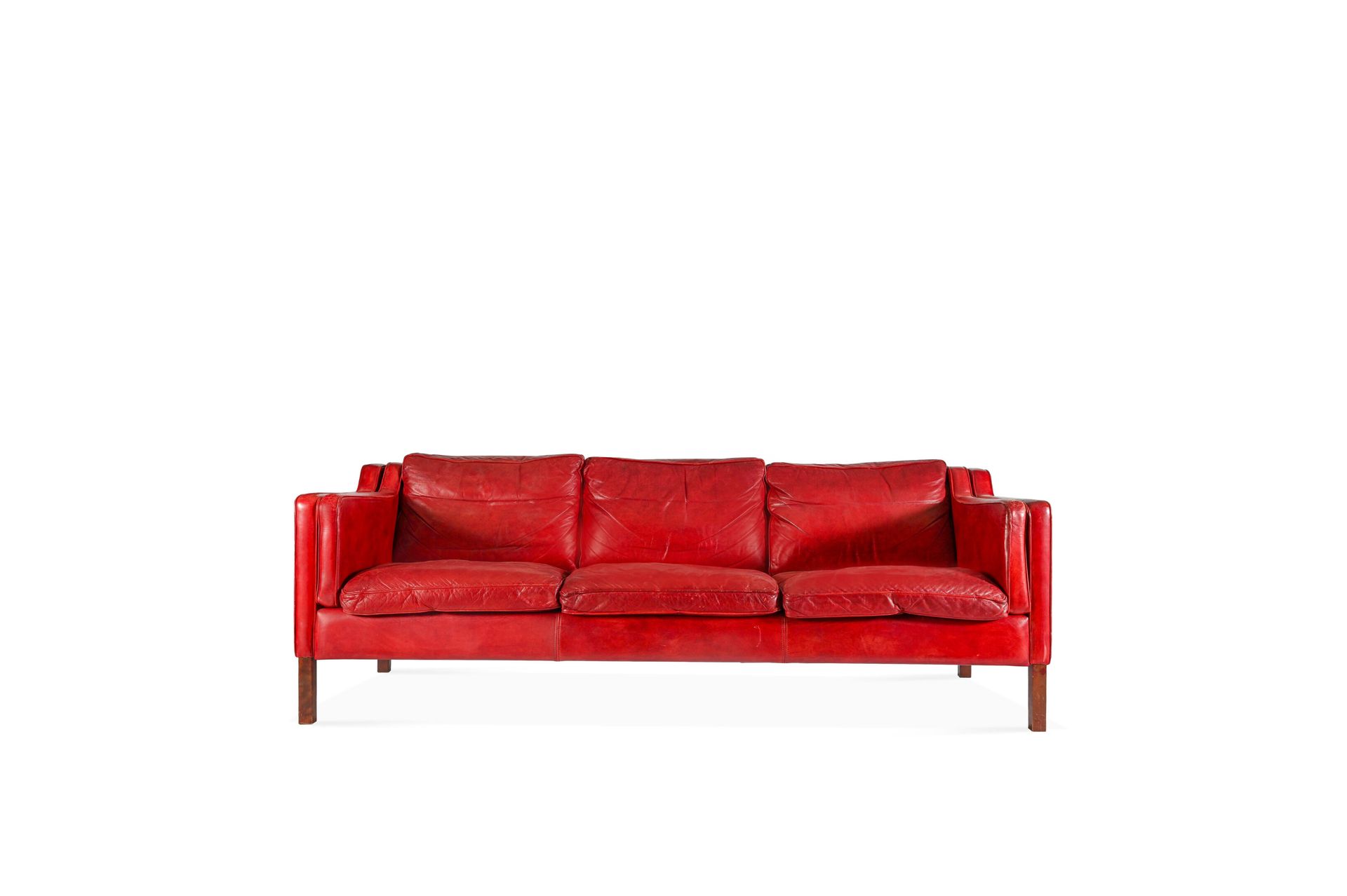 Null 1970年代的斯托比版。

大的三座沙发搁在方形柚木腿上。坐垫和框架用红色皮革覆盖。

坐垫下的织物上有出版商的名字。

H.73厘米-长200厘米-&hellip;