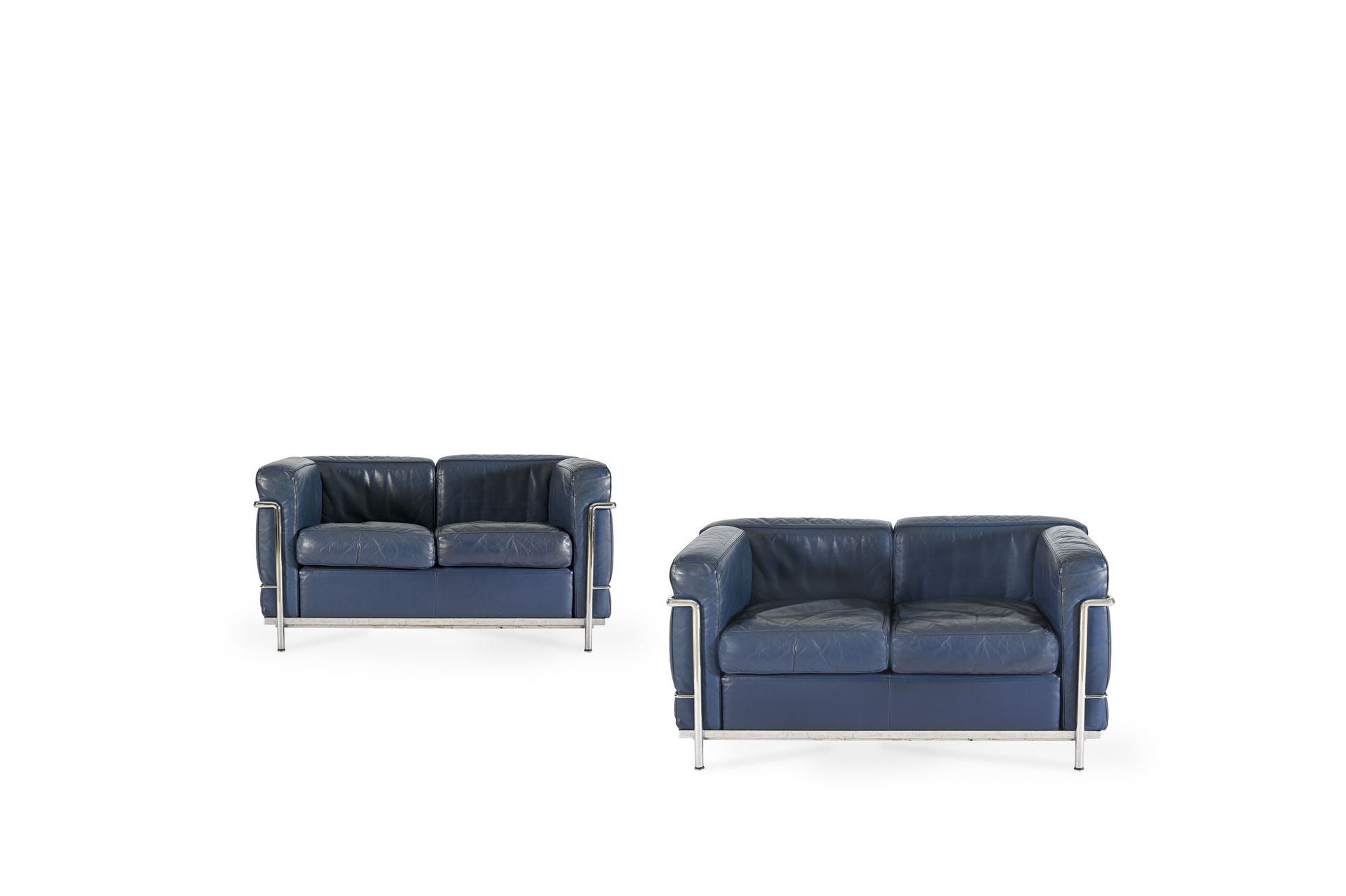 Null Le CORBUSIER (1887 - 1965)。

2000年的卡西纳版。

一对双座沙发，型号LC2。

蓝色皮革和镀铬金属结构。

画框上有&hellip;