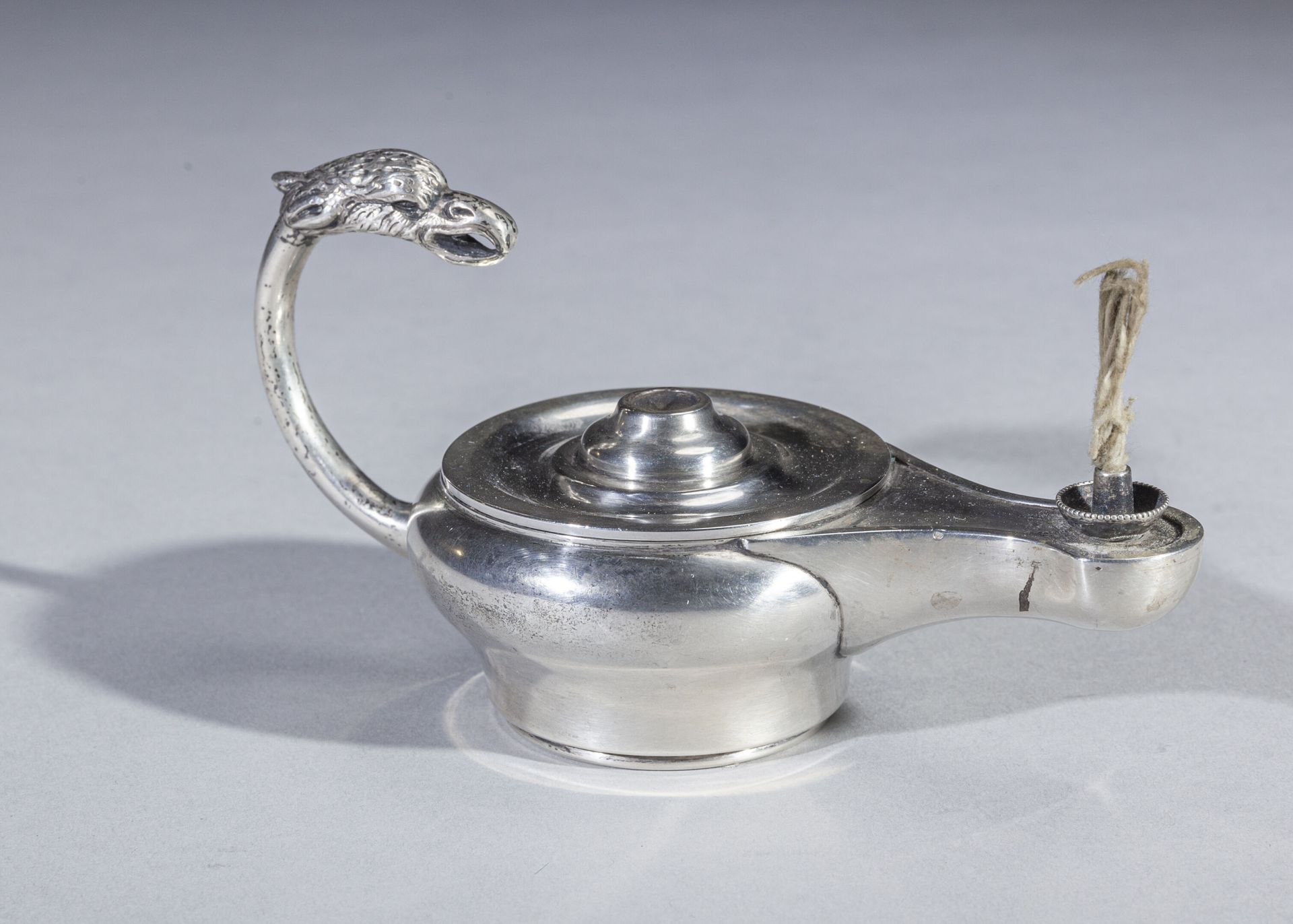 Null Silberne Öllampe mit Nachahmung der Antike, balusterförmiger Körper, Griff &hellip;