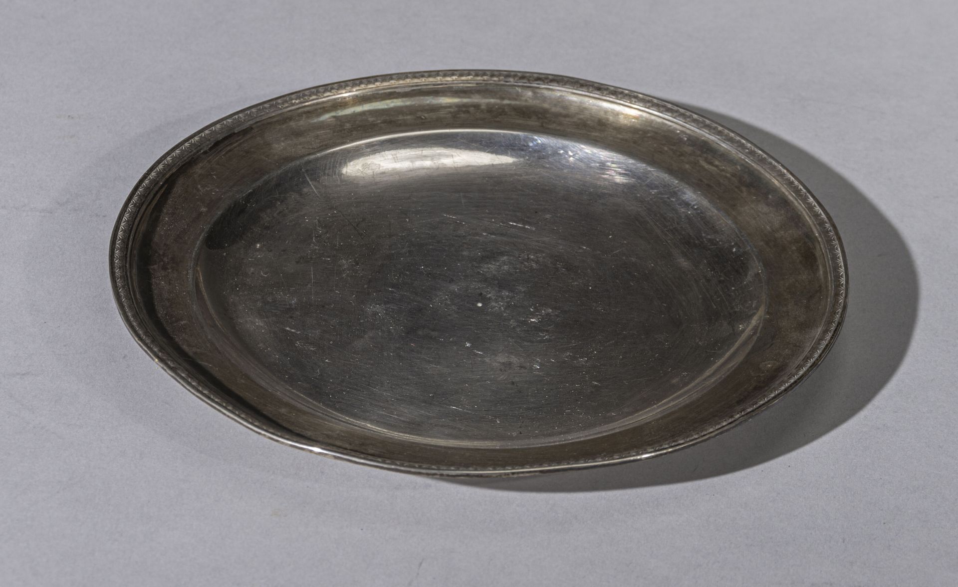 Null 小圆银盘，带叶子的模具

标记：第一只公鸡(1798-1808)

不完整的金匠印记

直径 19 cm - 重量 : 157 g BL
