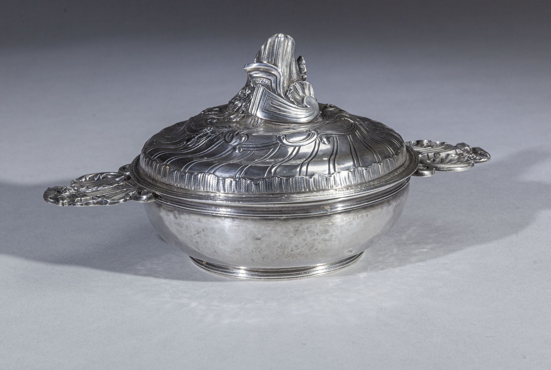 Null 盖碗，碗身为普通的锤纹银，有一个小底座和一个坚固的螺纹边缘

第戎，1681-1682

它后来安装了两只耳朵，上面有漂亮的建筑和贝壳装饰，具有Laj&hellip;