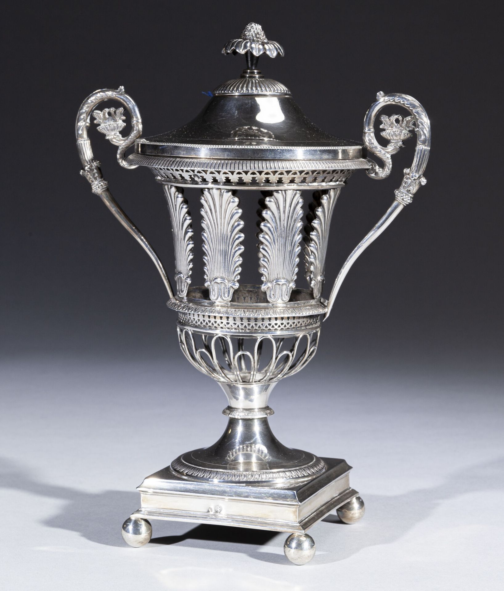 Null Gedecktes Konfitürenglas in Medici-Form aus Silber auf Sockel und quadratis&hellip;