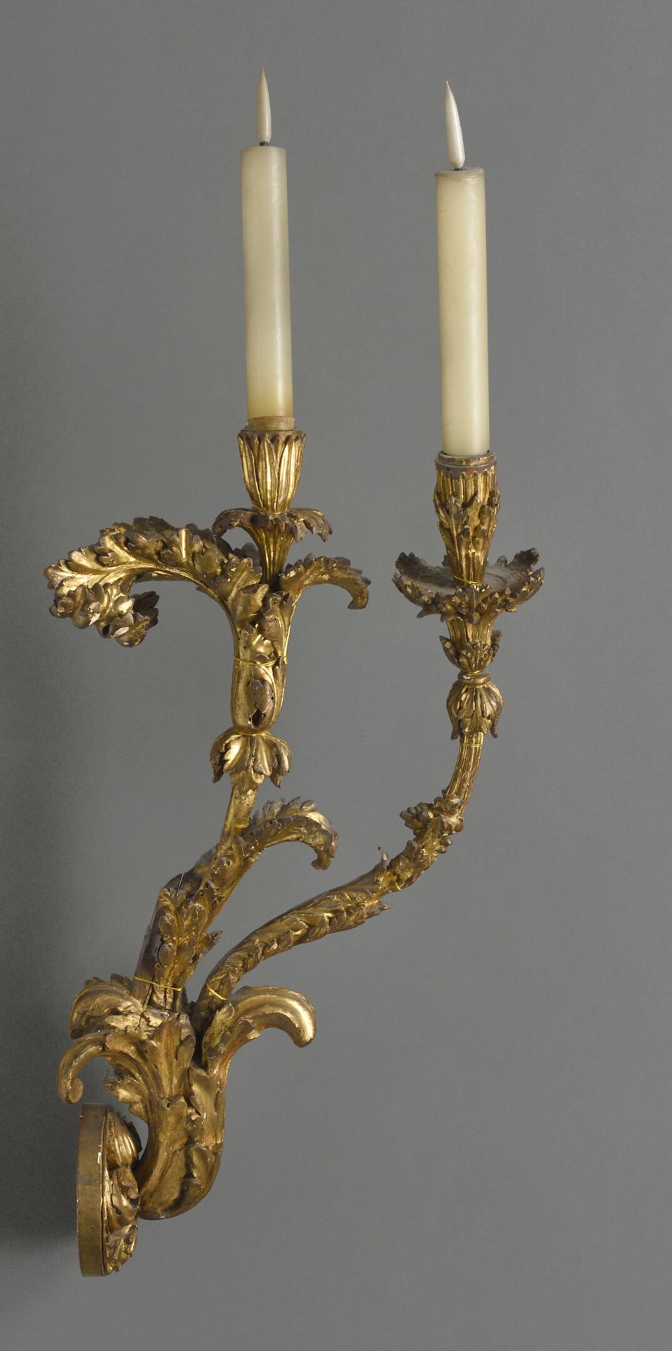 Null Grande applique in legno dorato con due rami di luce; bella decorazione di &hellip;