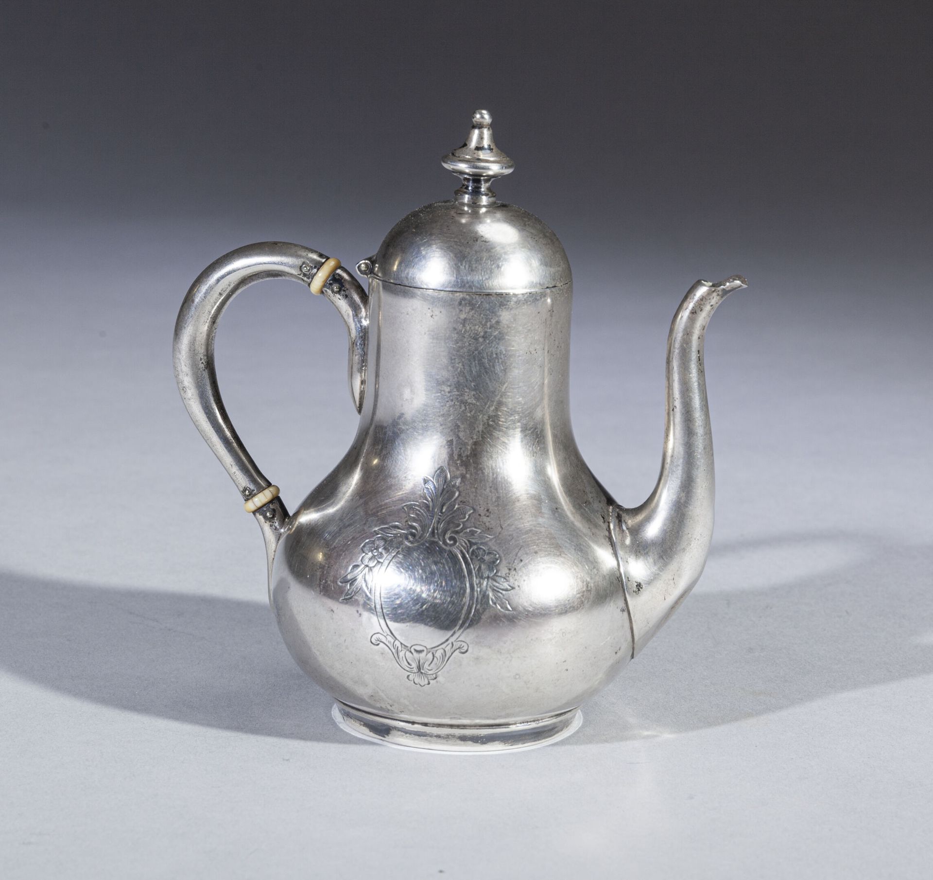 Null 一个普通的银制 "à la turque "咖啡壶，刻有一个盲叶的盾牌

每边都有

标记：Minerve。

大师级工匠：埃米尔-胡戈。

重量：1&hellip;