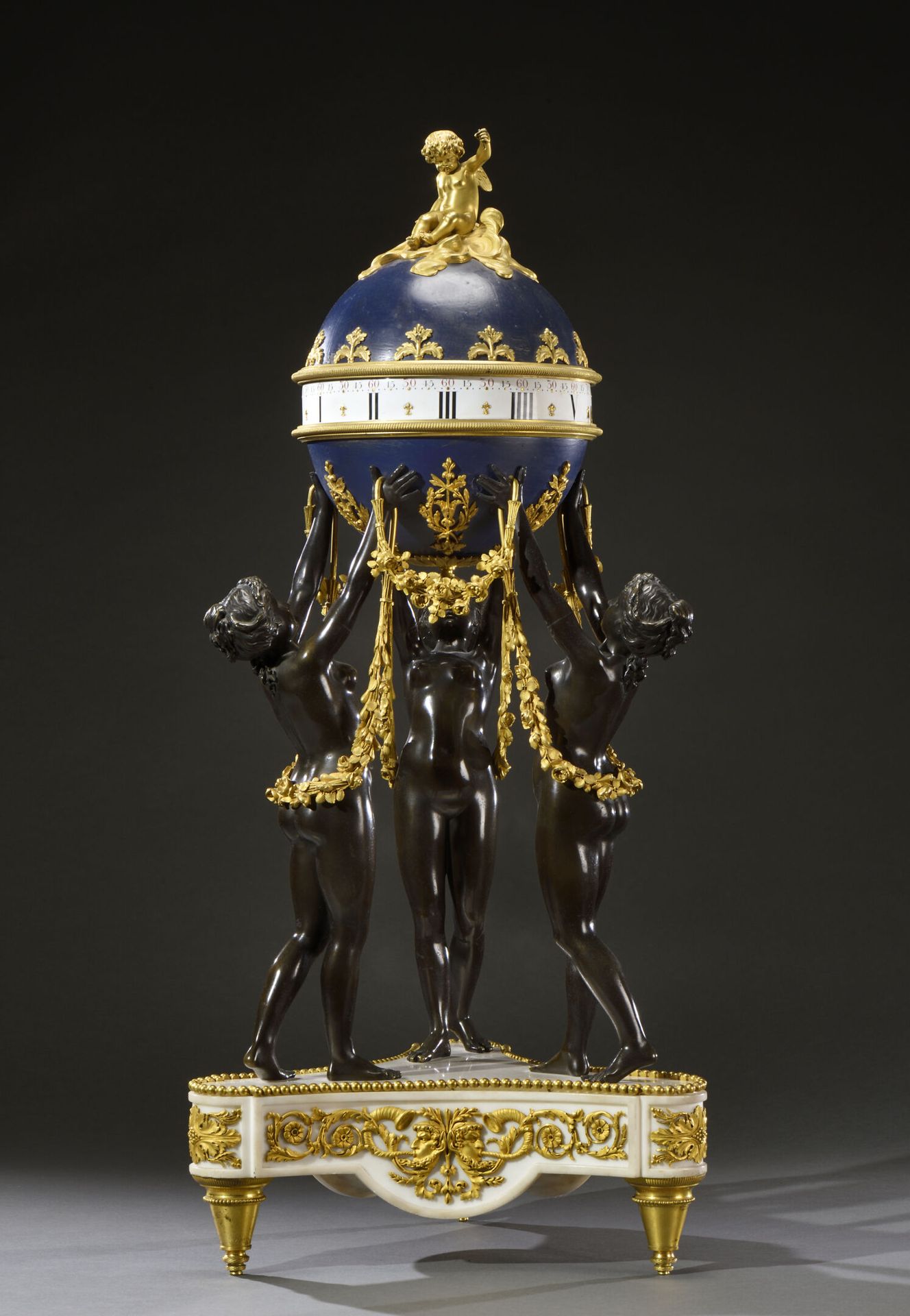 Null 重要的时钟 "aux trois Grâces"，采用镀铜和鎏金的青铜，蓝漆板材和白色大理石。旋转的表盘上涂有数字和镀金的小百合花，包含在地球上，有叶&hellip;